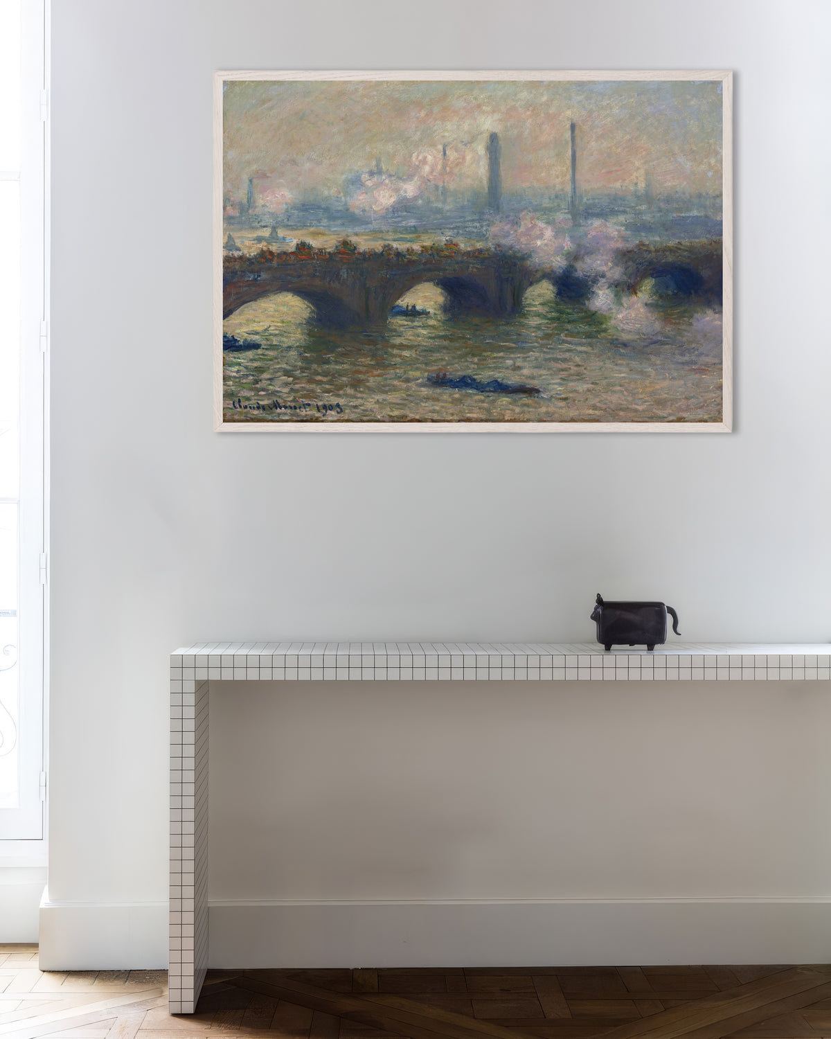 Poster Il ponte di Waterloo, giornata grigia (1903) di Claude Monet con cornice in legno bianco