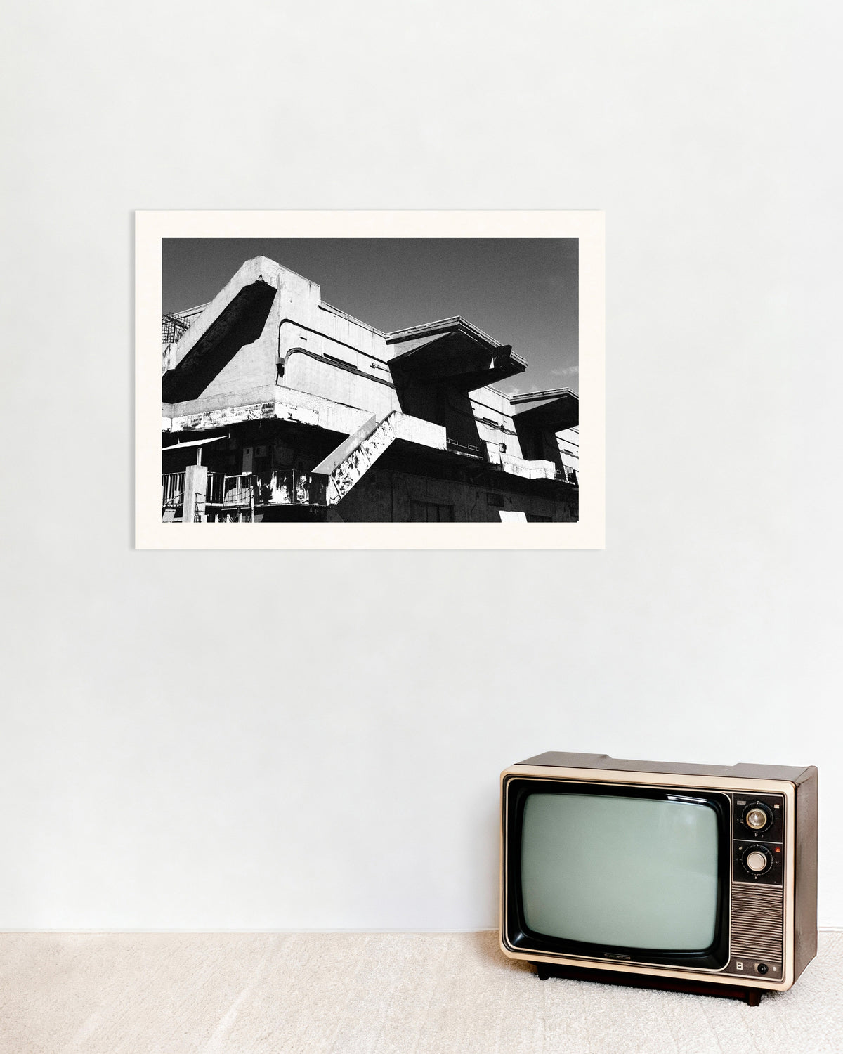 Poster «Padiglione in cemento segnato dal tempo»