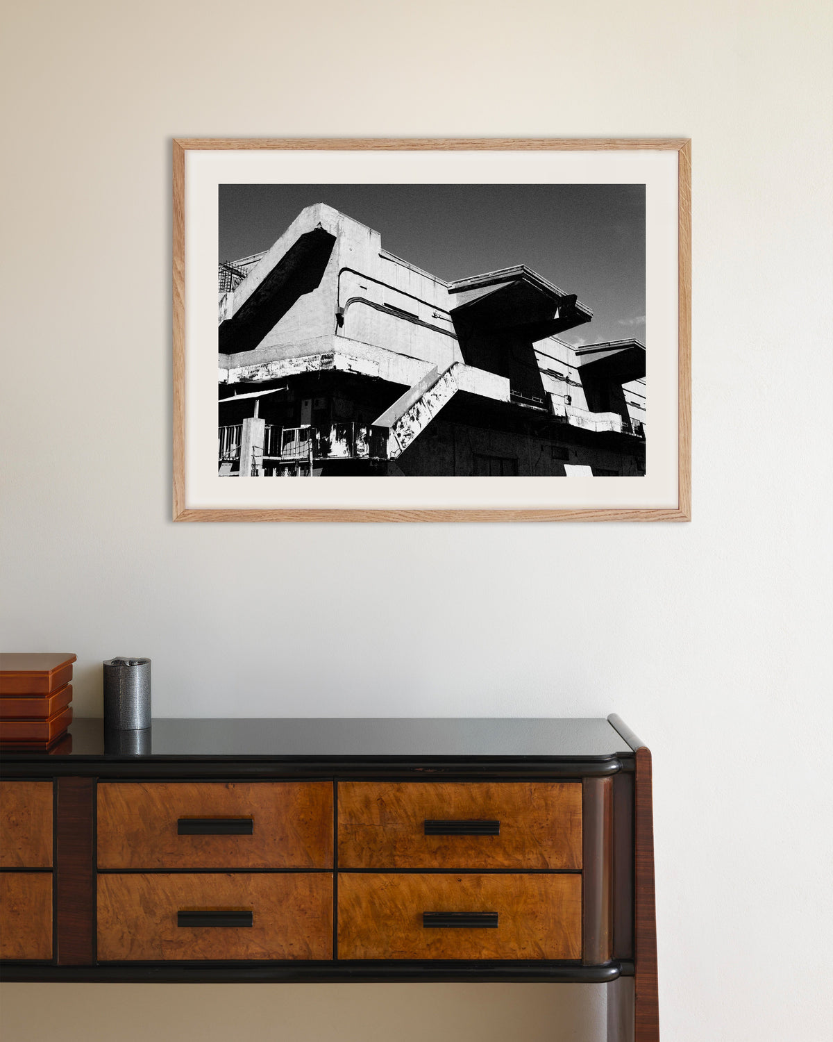 Poster «Padiglione in cemento segnato dal tempo», con cornice in legno naturale