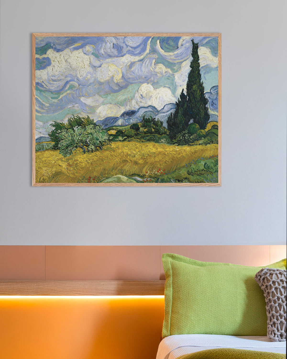 Poster di Campo di grano con cipressi (1889) di Vincent van Gogh, con cornice in legno naturale