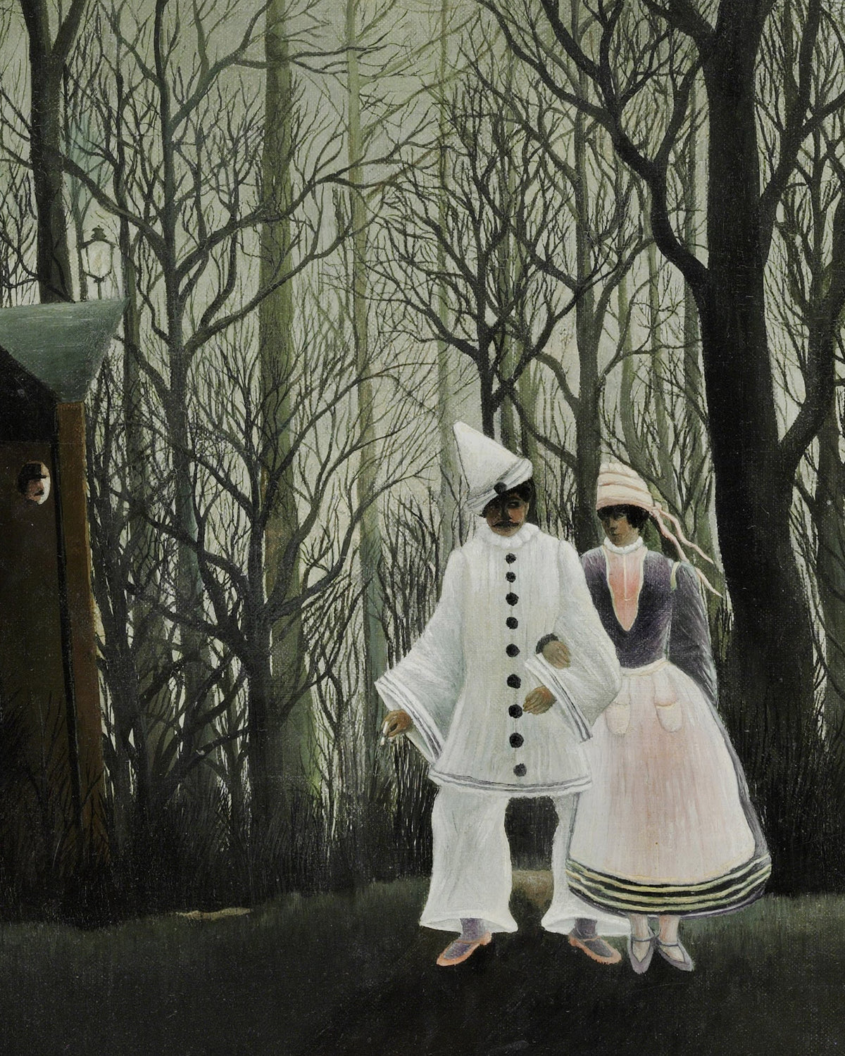 Dipinto surreale con due figure in una foresta buia e senza foglie. Una figura indossa un abito bianco abbottonato sul davanti e un cappello bianco a punta, l’altra un vestito rosa pallido e grigio.