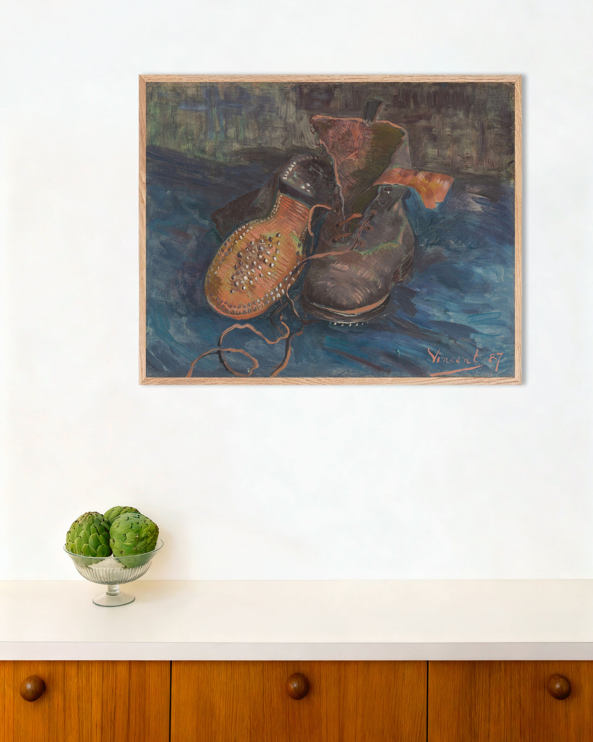 Poster di Un paio di stivali (1887) di Vincent van Gogh, con cornice in legno naturale