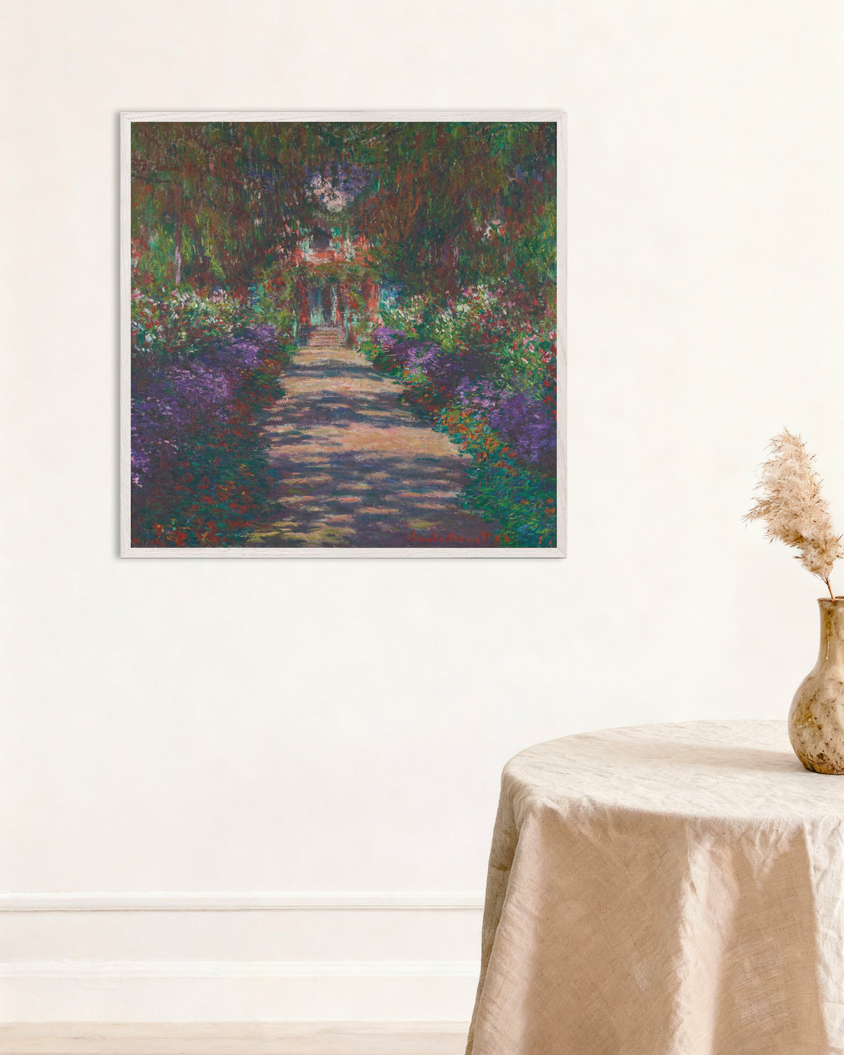 Poster Un viale nel giardino di Monet a Giverny (1902) di Claude Monet con cornice in legno bianco
