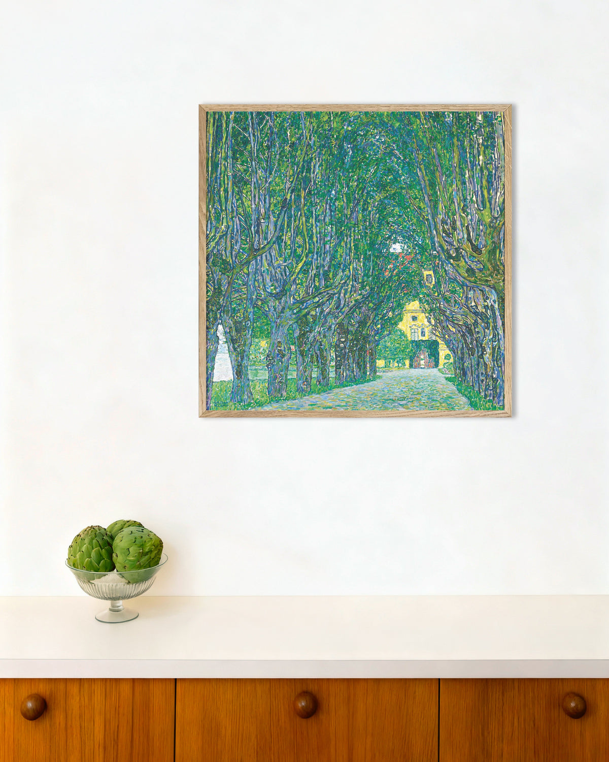 Poster Viale verso il castello di Kammer (1912) di Gustav Klimt con cornice in legno naturale