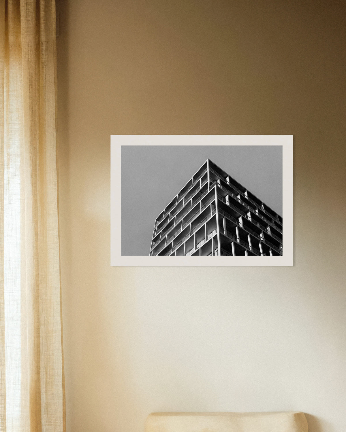 Poster «Angolo di balcone sotto un cielo grigio»