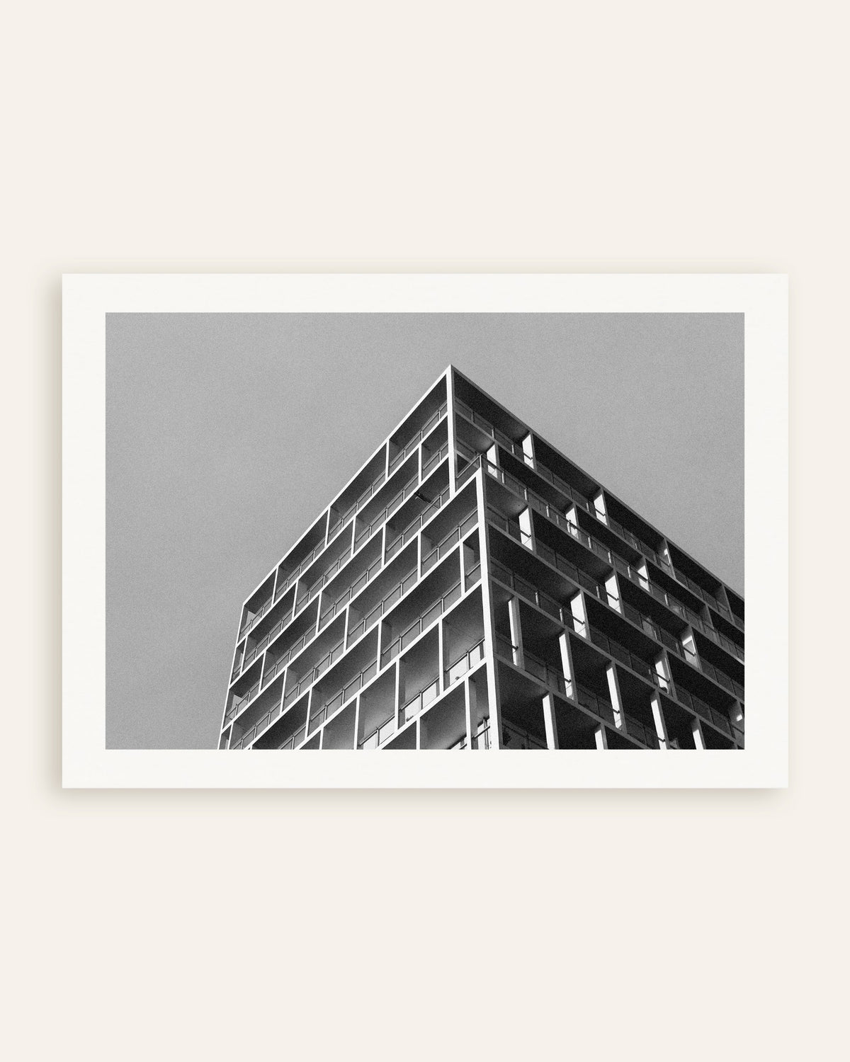 Poster «Angolo di balcone sotto un cielo grigio», miniatura