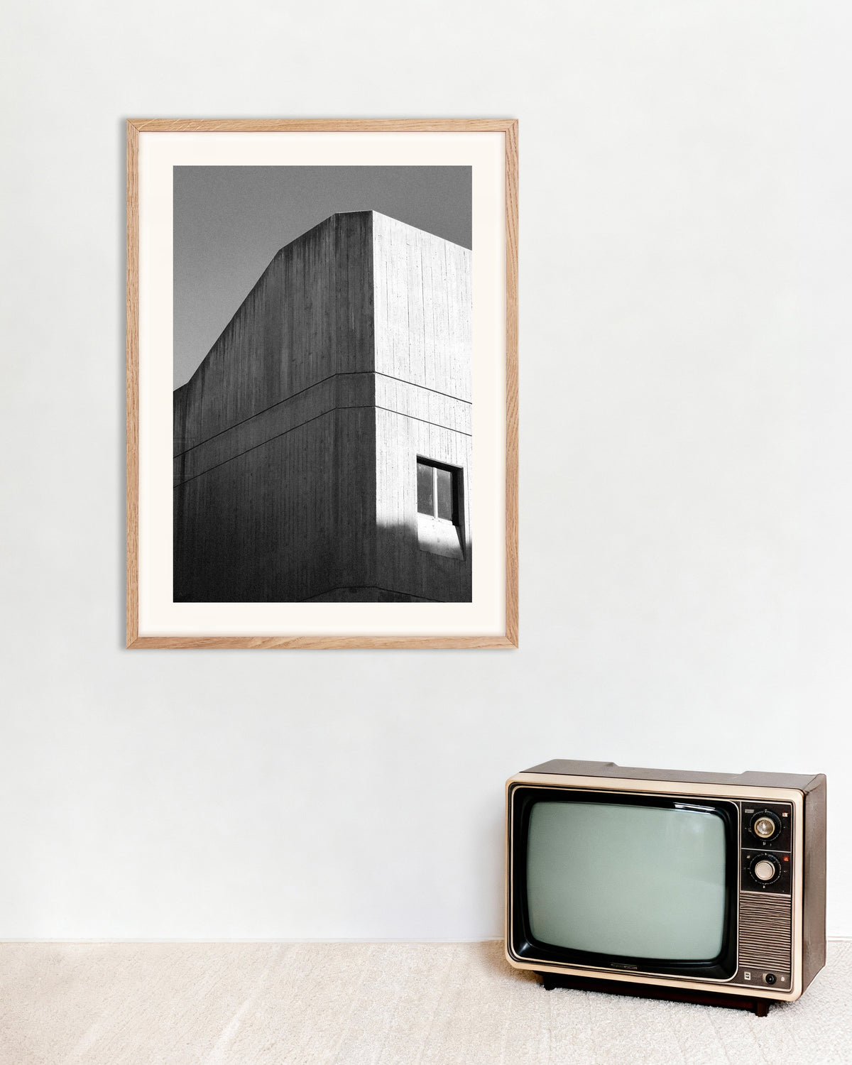 Poster «Angolo in cemento con impronta delle tavole», con cornice in legno naturale