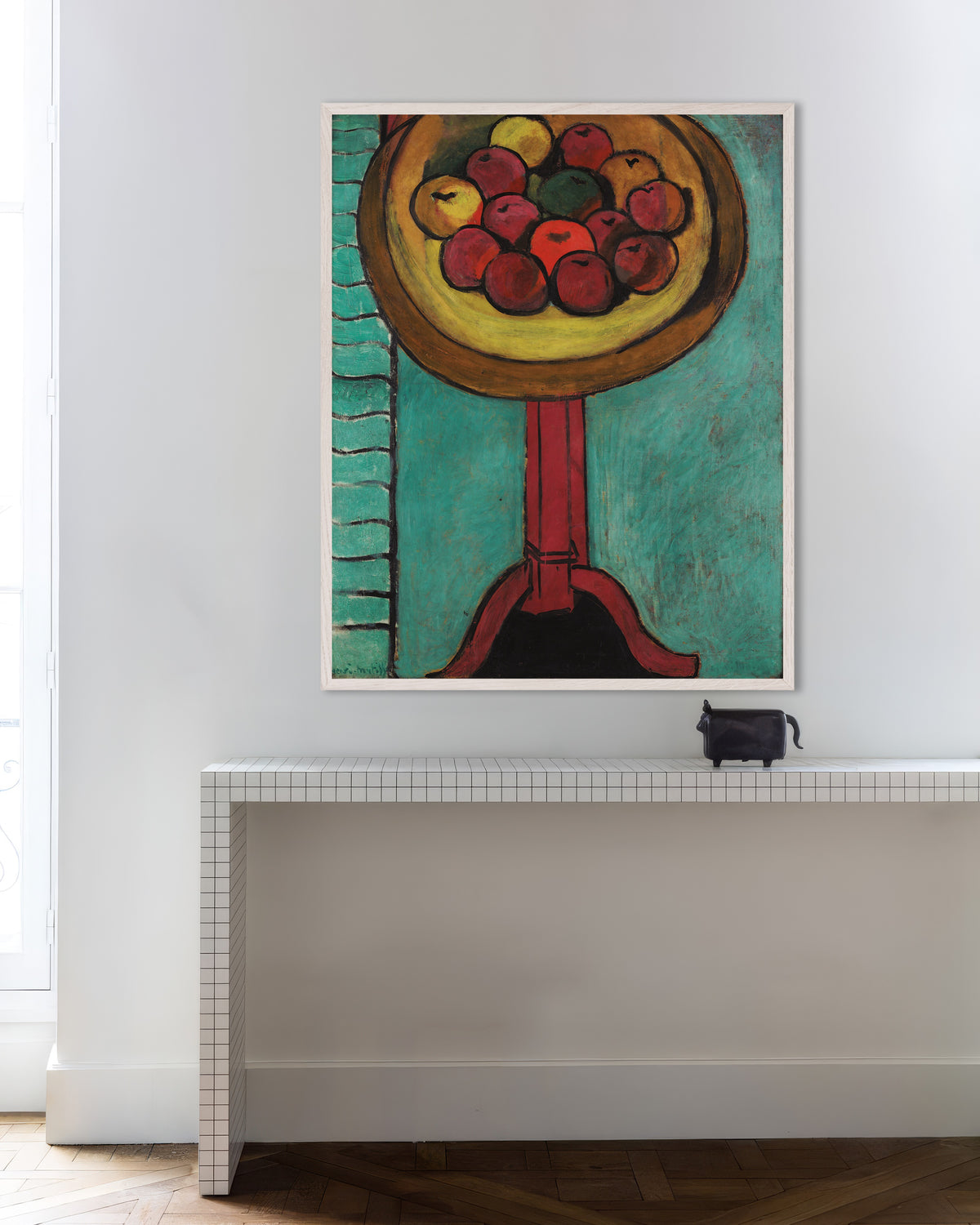 Poster di Ciotola di mele su un tavolo (1916) di Henri Matisse, con cornice in legno bianco