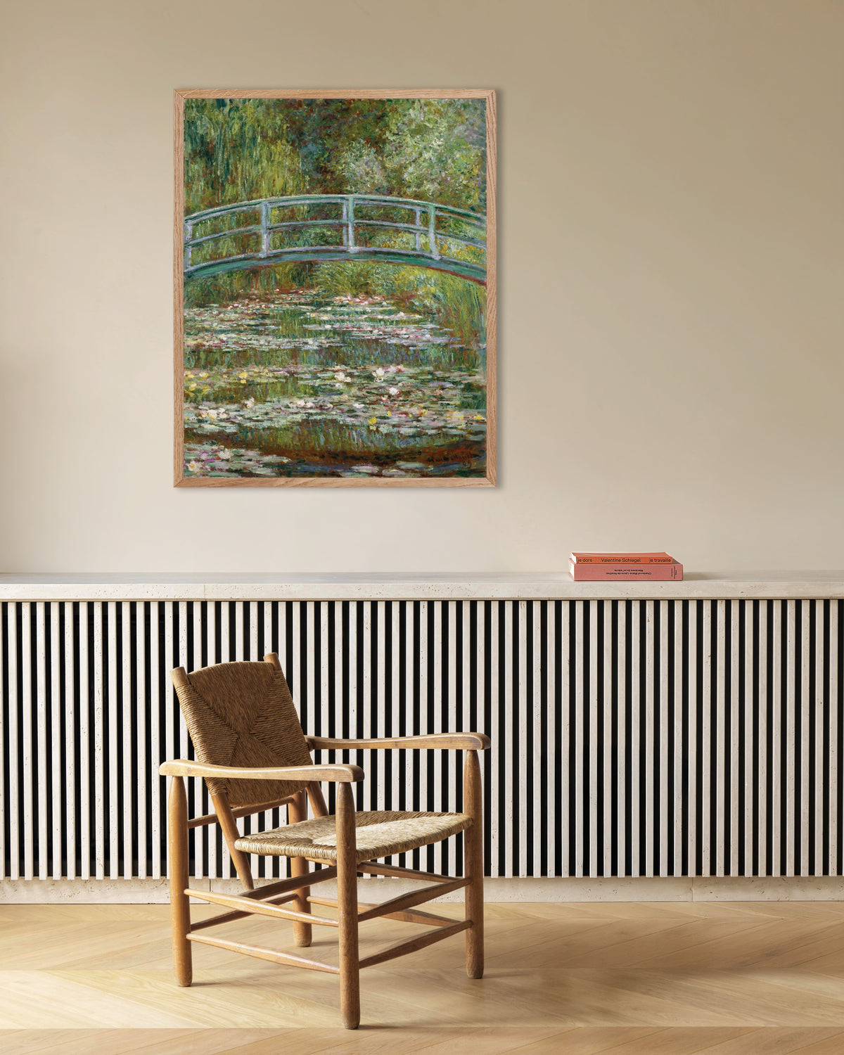 Poster Ponte sullo stagno delle ninfee (1899) di Claude Monet con cornice in legno naturale