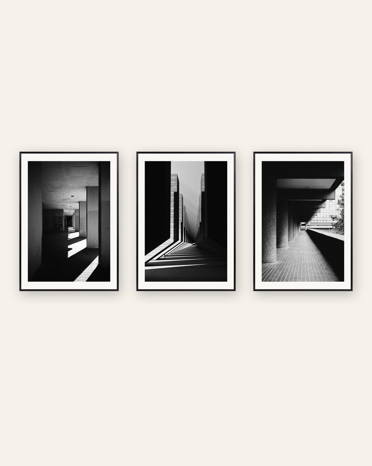 Poster brutalisti, set da 3: luce e ombra, con cornici in metallo nero