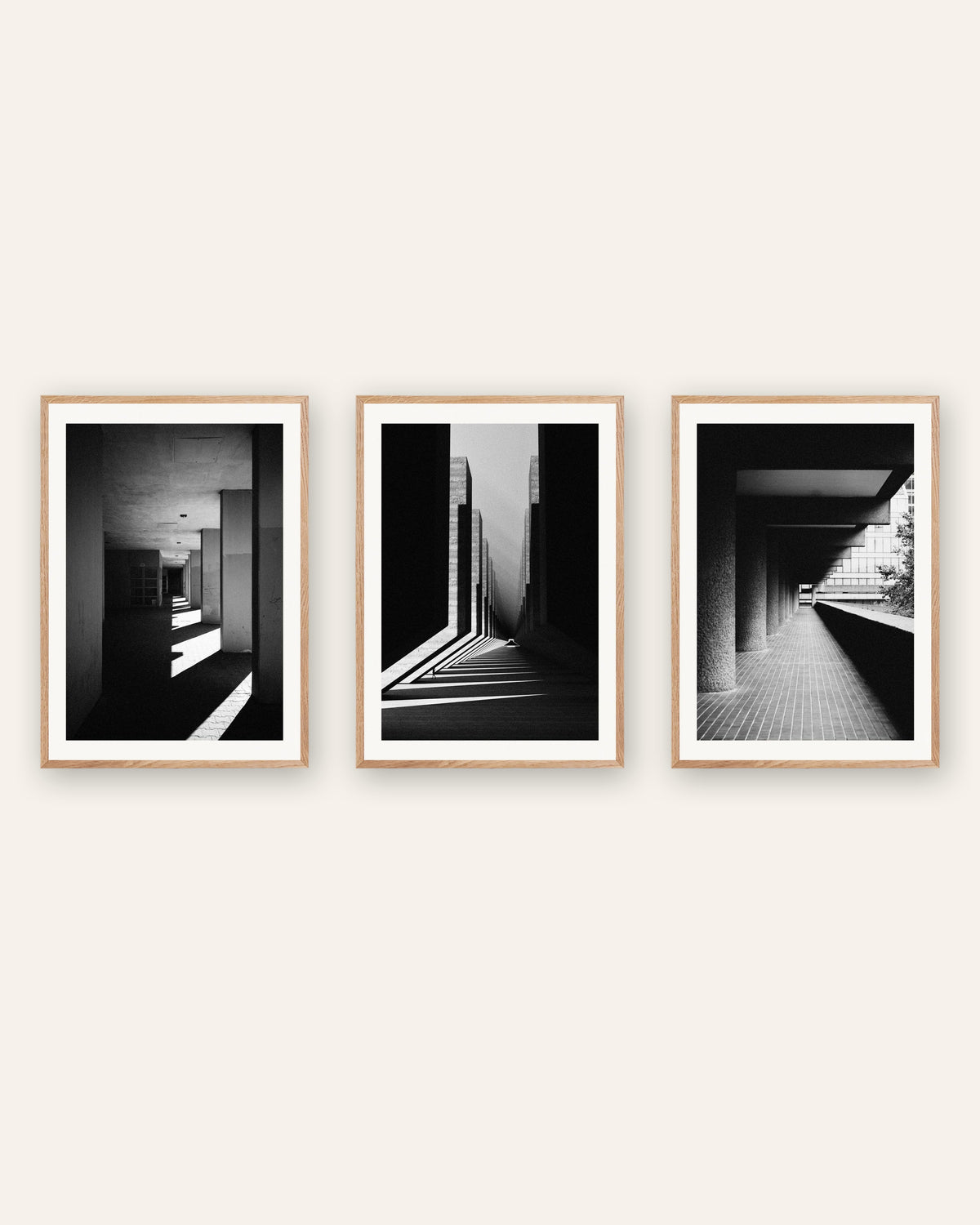 Poster brutalisti, set da 3: luce e ombra, con cornici in rovere naturale