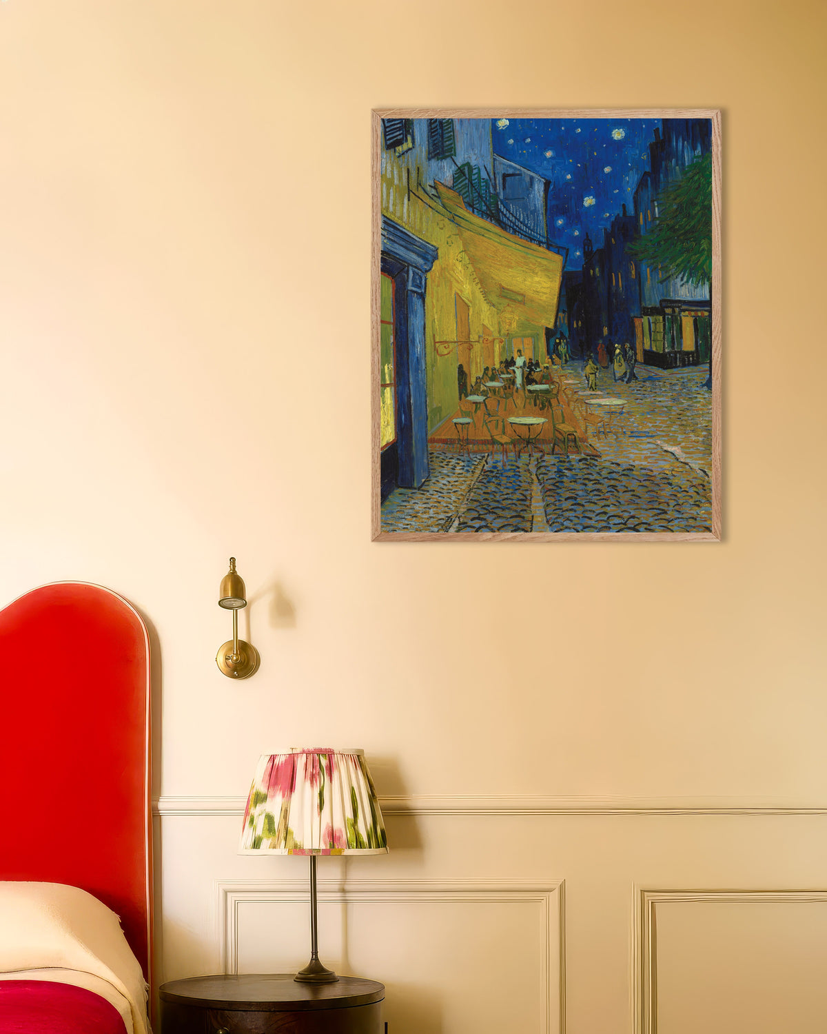 Poster «Terrazza del caffè la sera» (1888) di Vincent van Gogh, con cornice in legno naturale