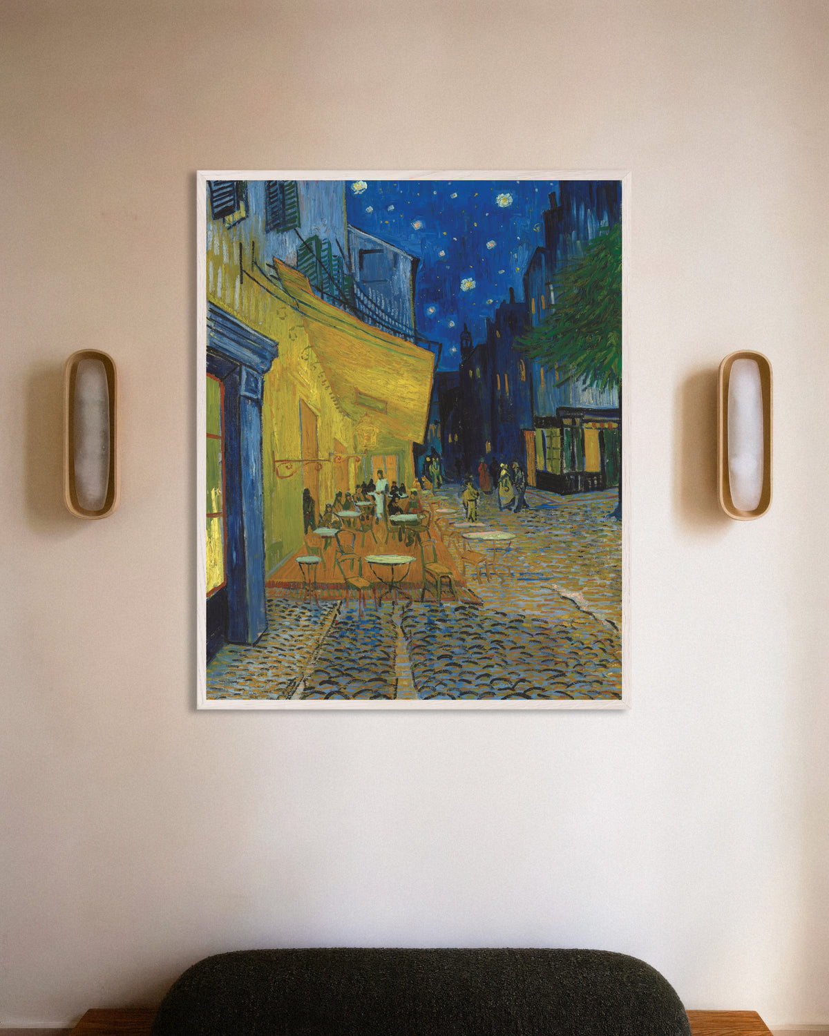 Poster «Terrazza del caffè la sera» (1888) di Vincent van Gogh, con cornice in legno bianco