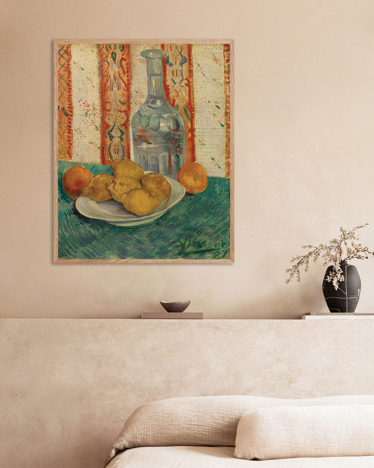 Poster di Caraffa e piatto con agrumi (1887) di Vincent van Gogh, con cornice in legno naturale