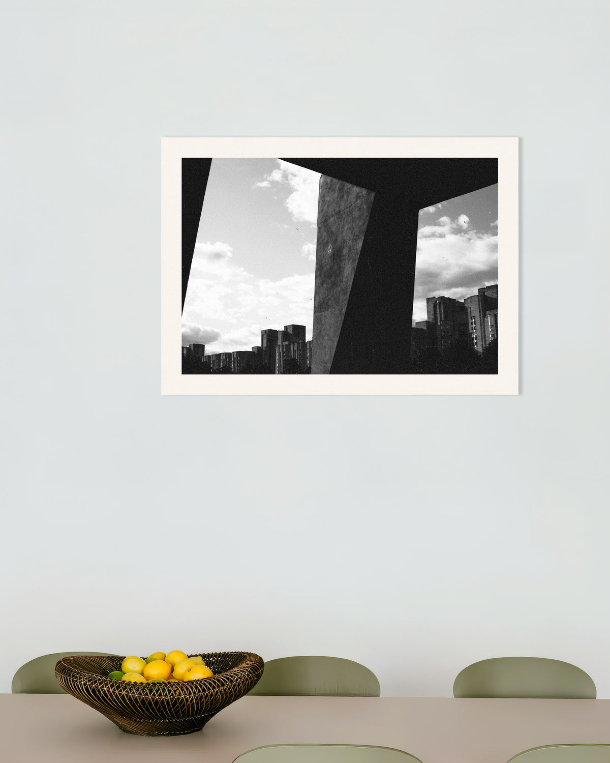 Poster «La città vista tra pilastri di cemento»