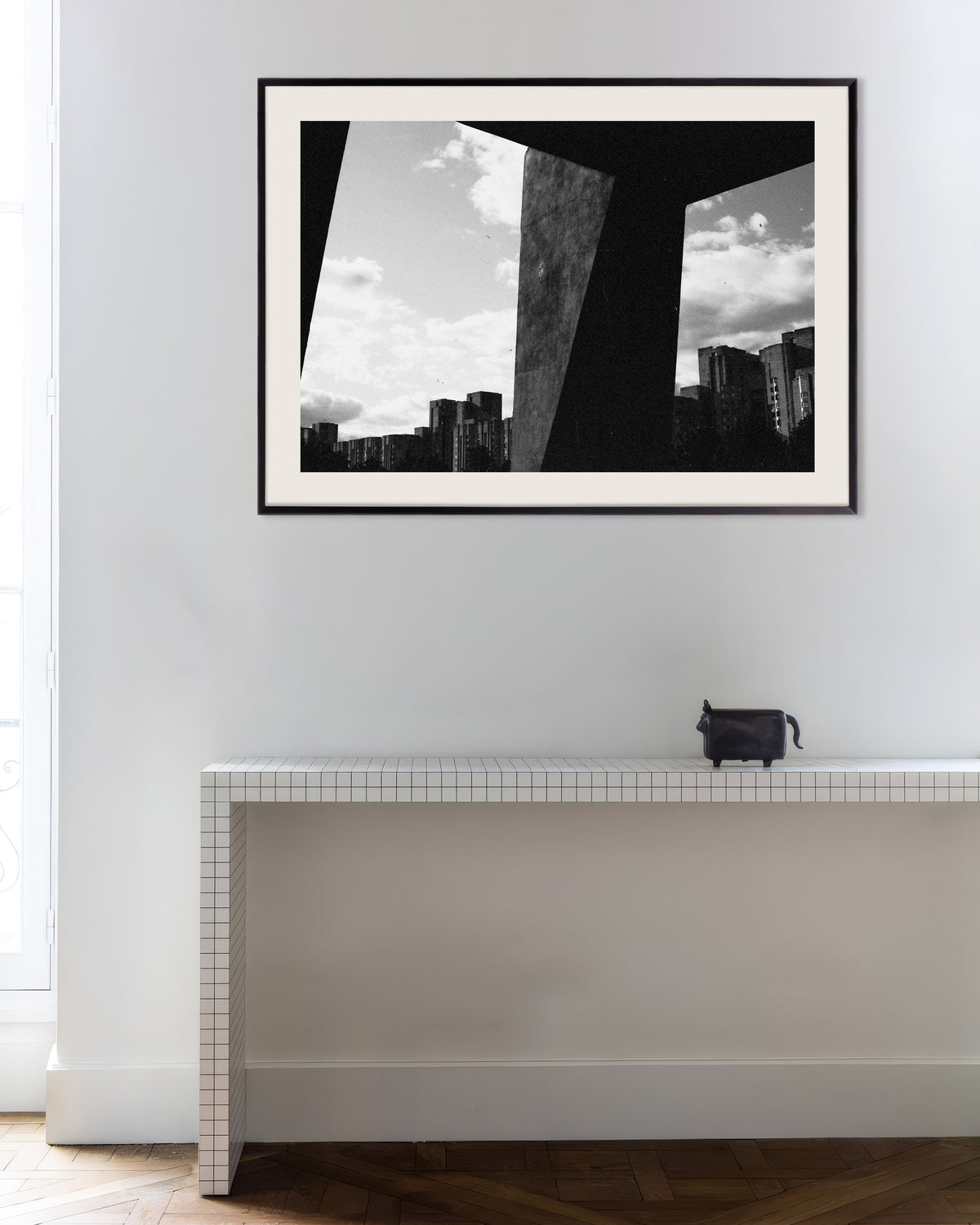 Poster «La città vista tra pilastri di cemento», con cornice in metallo