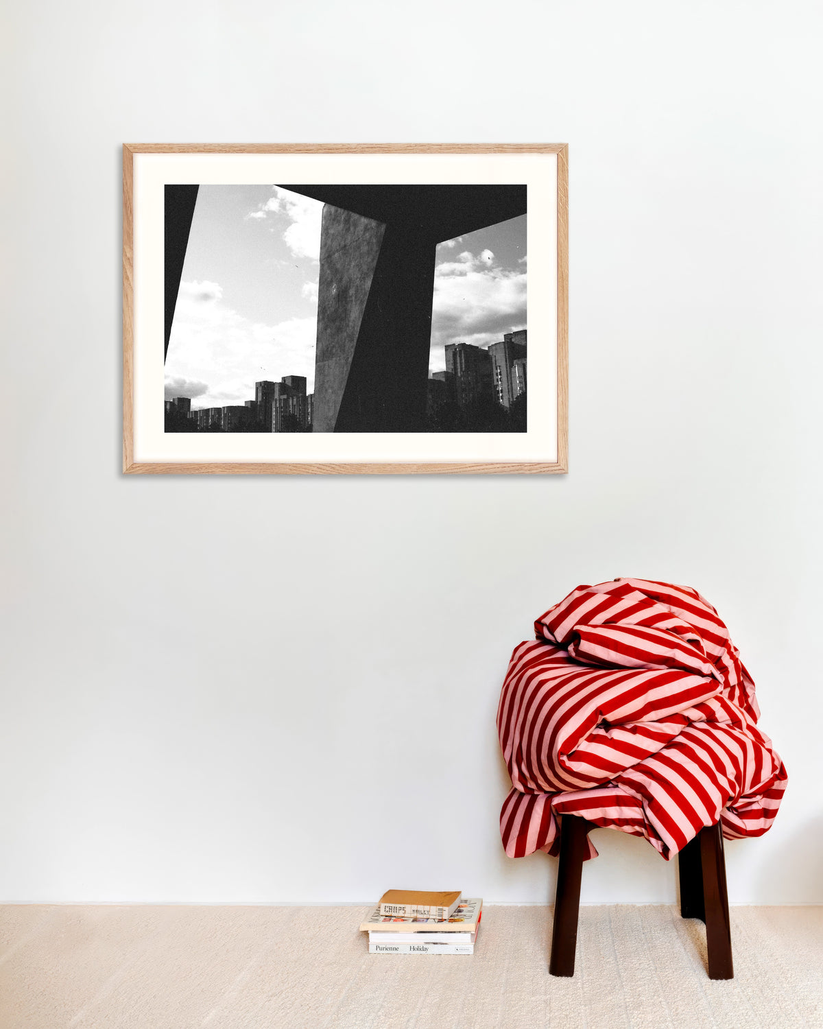 Poster «La città vista tra pilastri di cemento», con cornice in legno naturale