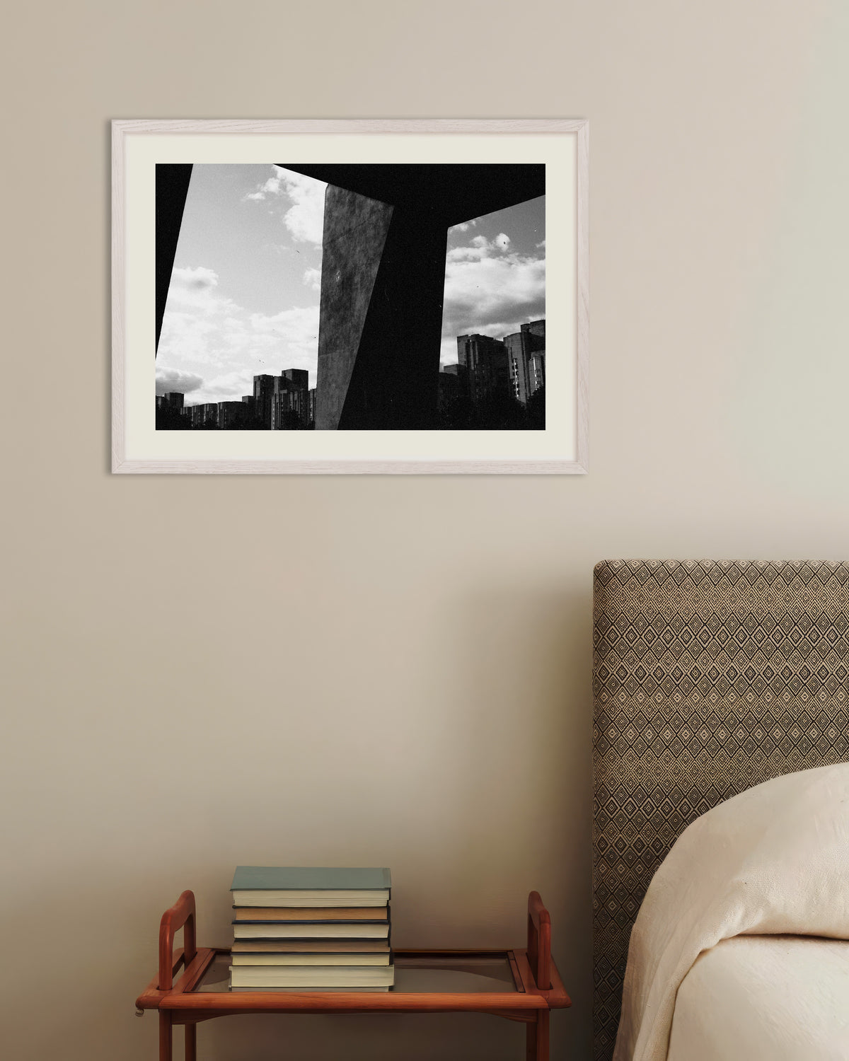 Poster «La città vista tra pilastri di cemento», con cornice in legno bianco