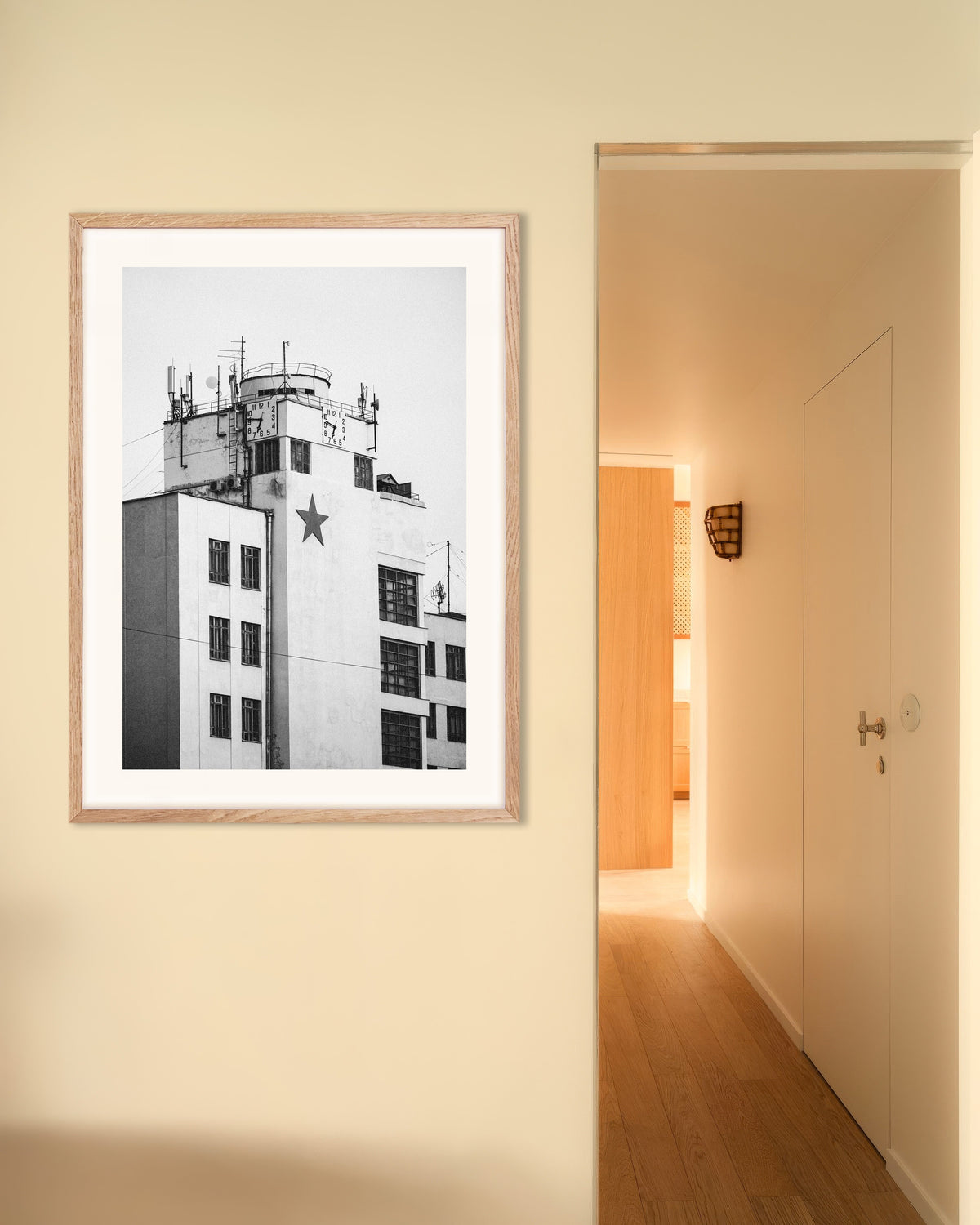 Poster «Torre dell’orologio con una stella», con cornice in legno naturale