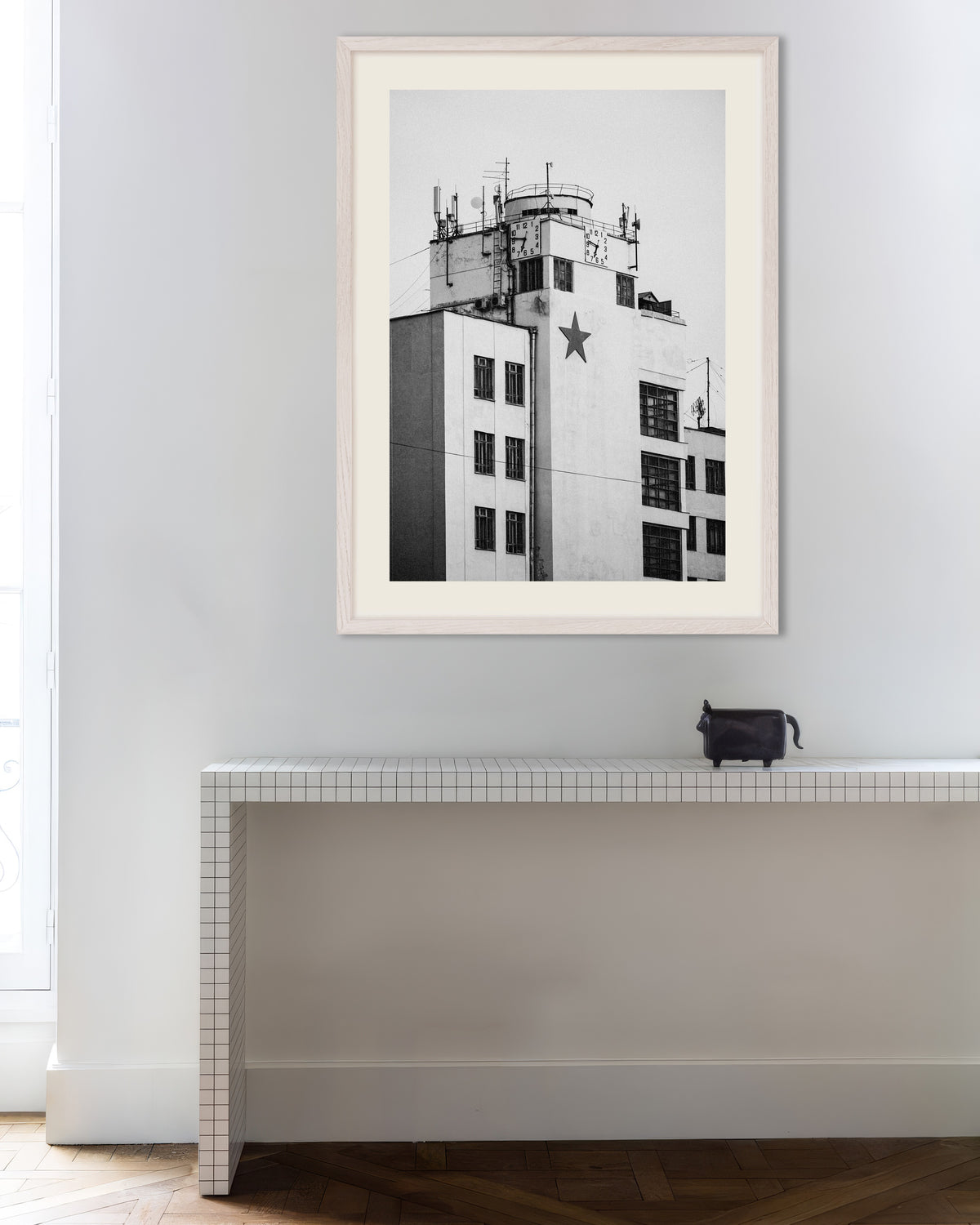 Poster «Torre dell’orologio con una stella», con cornice in legno bianco