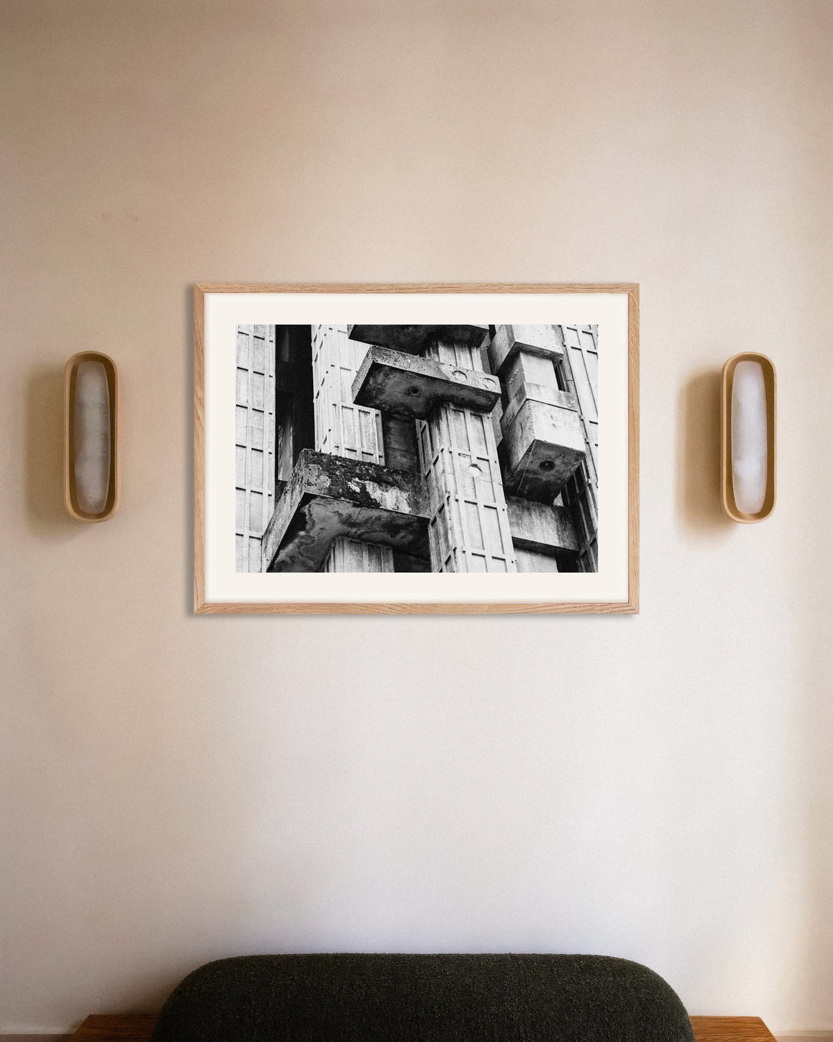 Poster «Primo piano di blocchi di cemento invecchiati», con cornice in legno naturale