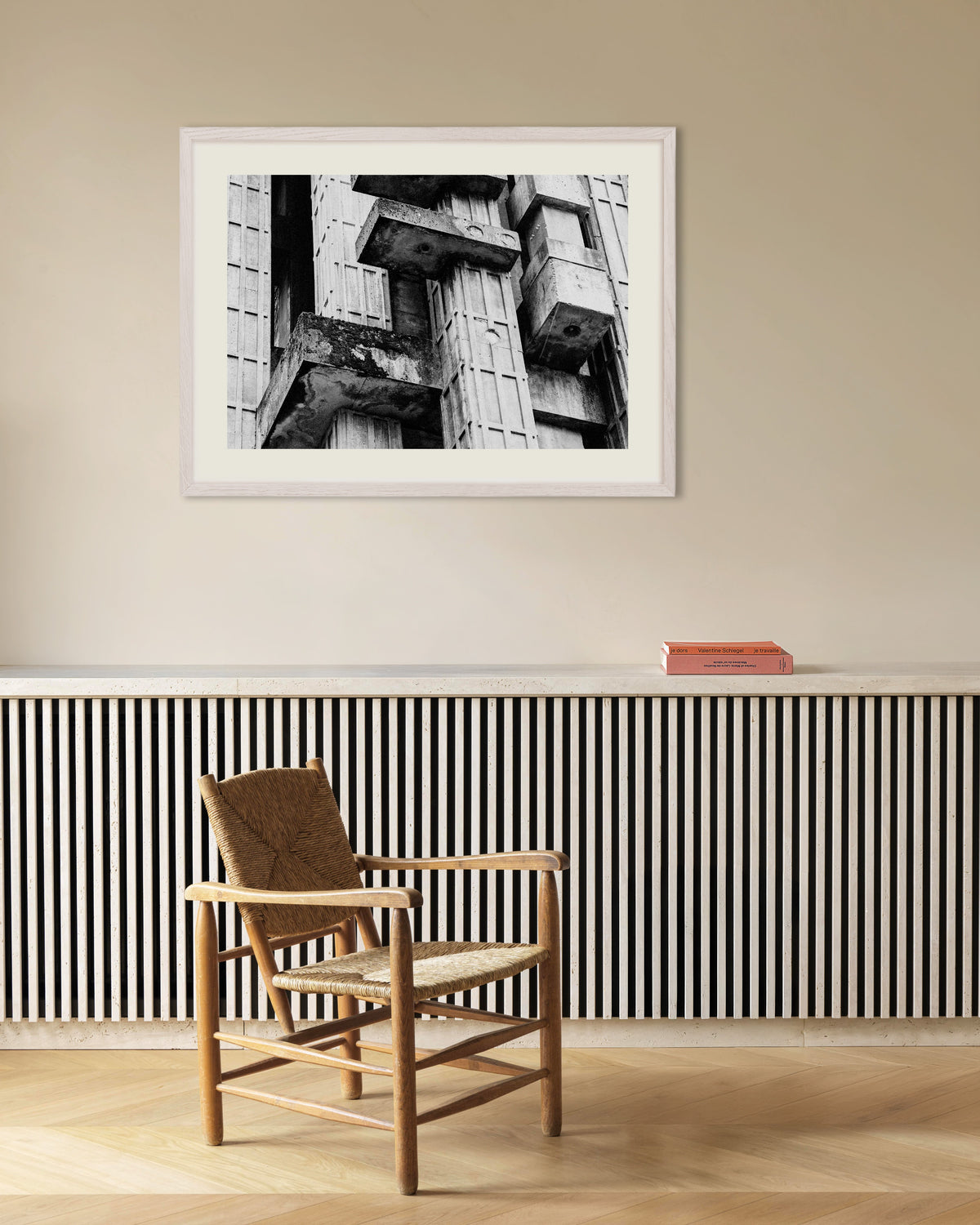Poster «Primo piano di blocchi di cemento invecchiati», con cornice in legno bianco