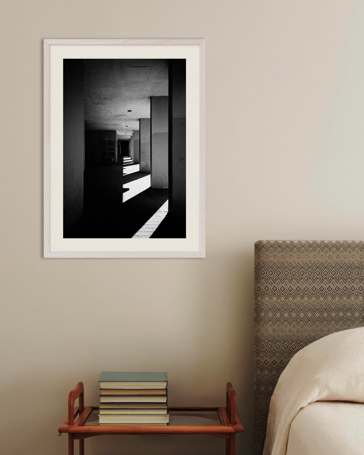 Poster «Colonnato con strisce di sole», con cornice in legno bianco