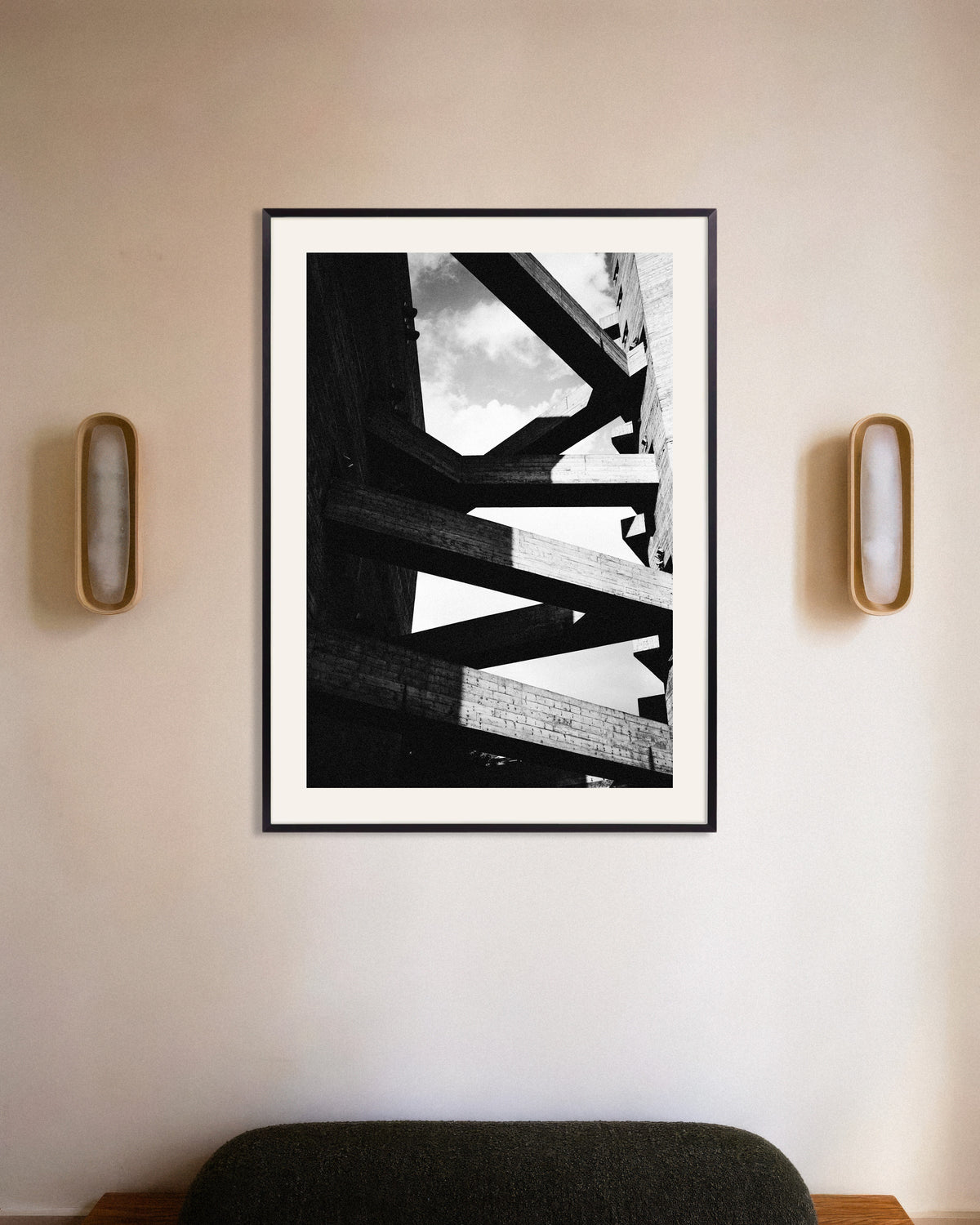 Poster «Travi di cemento contro il cielo», con cornice in metallo