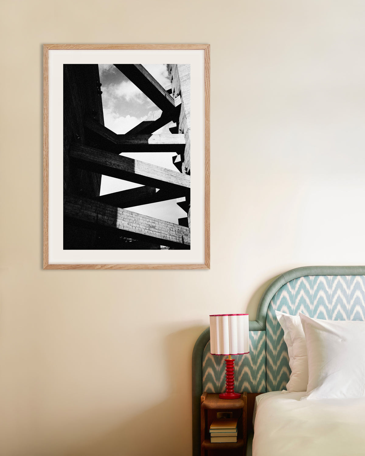 Poster «Travi di cemento contro il cielo», con cornice in legno naturale