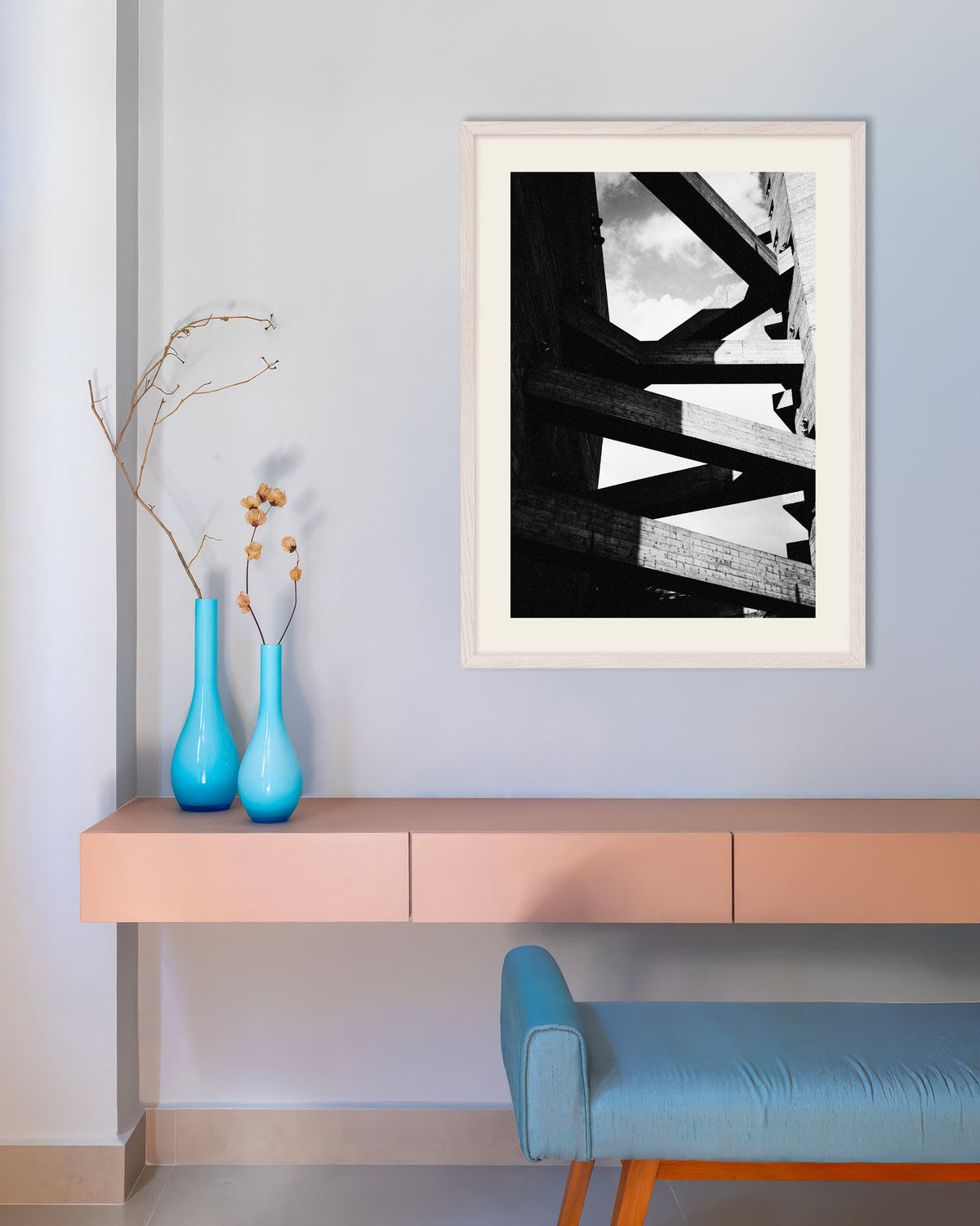 Poster «Travi di cemento contro il cielo», con cornice in legno bianco