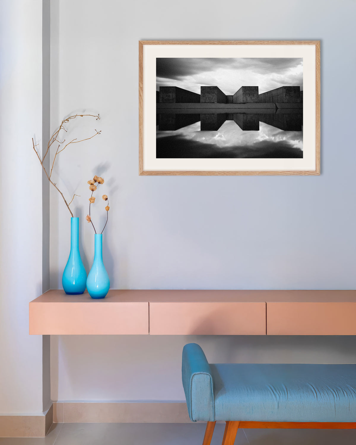Poster «Blocchi di cemento riflessi nell’acqua», con cornice in legno naturale