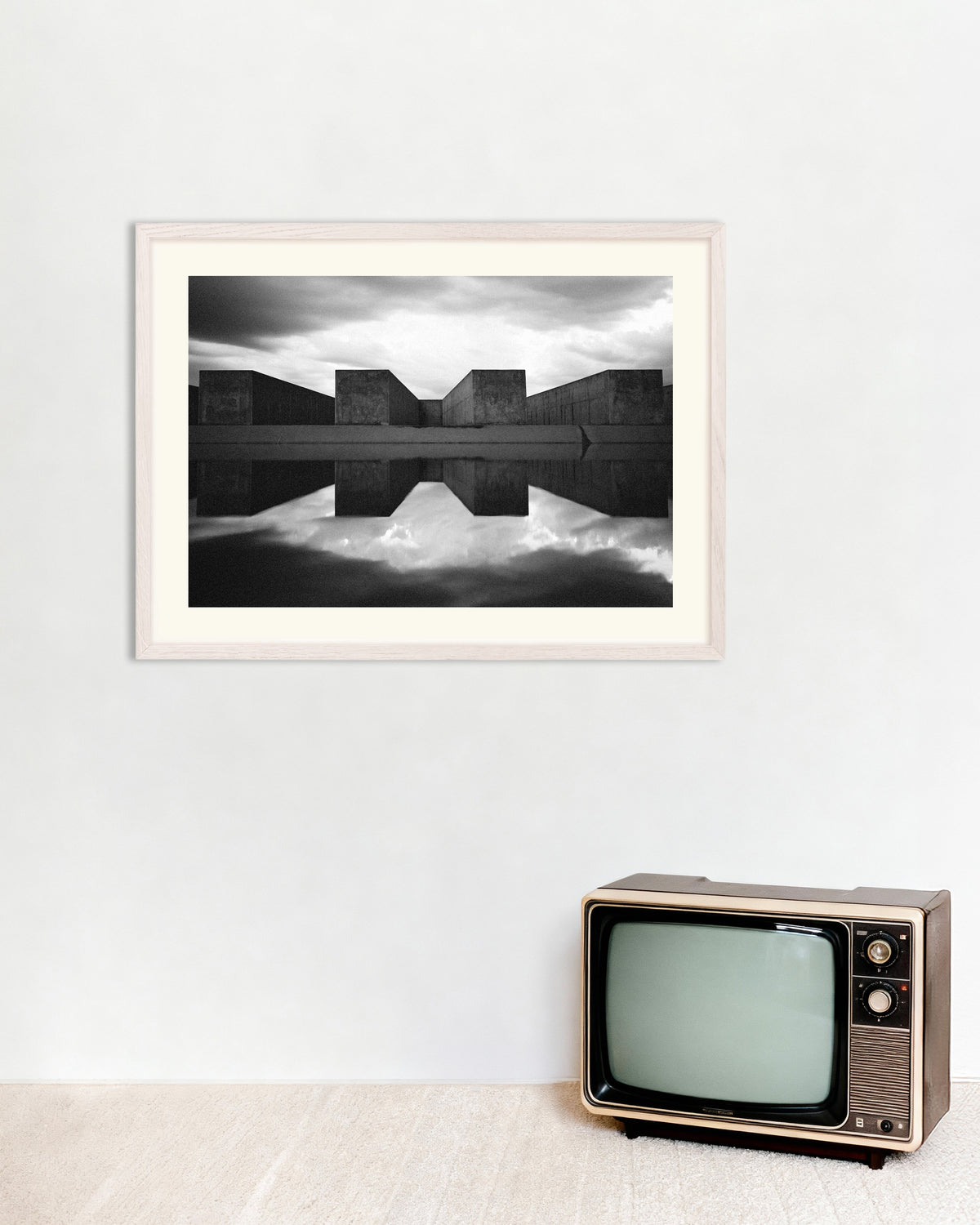 Poster «Blocchi di cemento riflessi nell’acqua», con cornice in legno bianco
