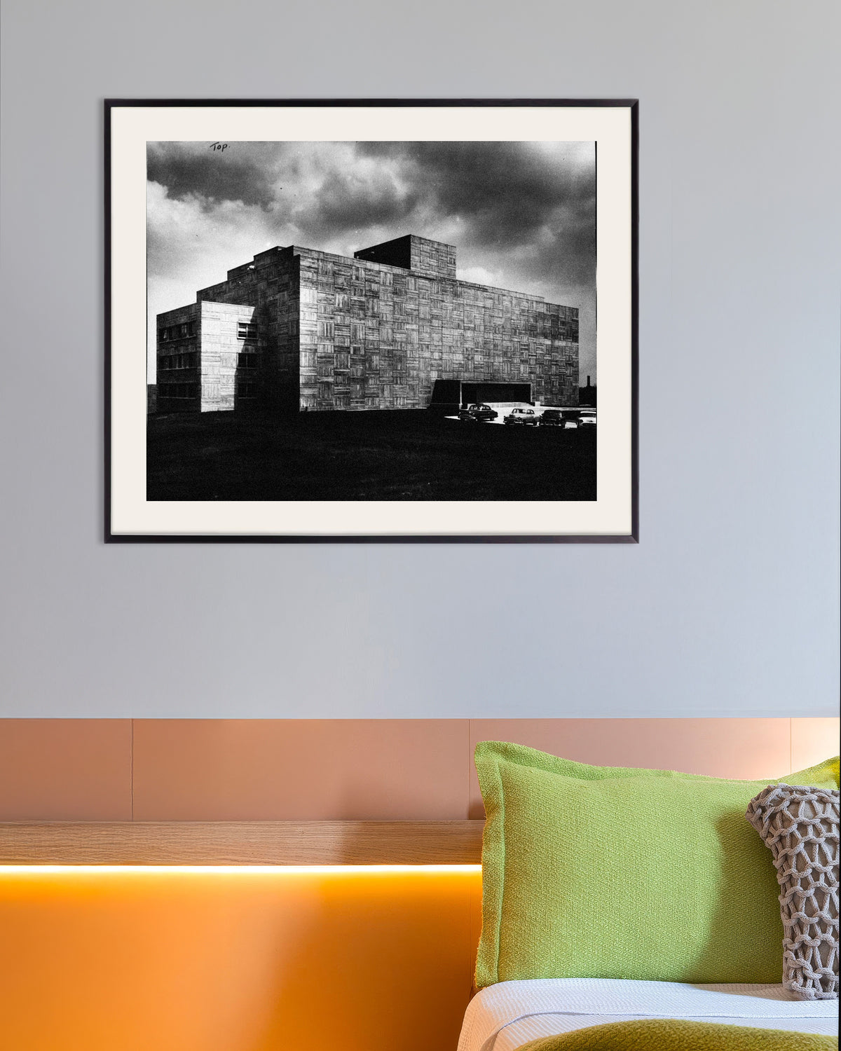 Poster «Edificio in cemento sotto la tempesta», con cornice in metallo