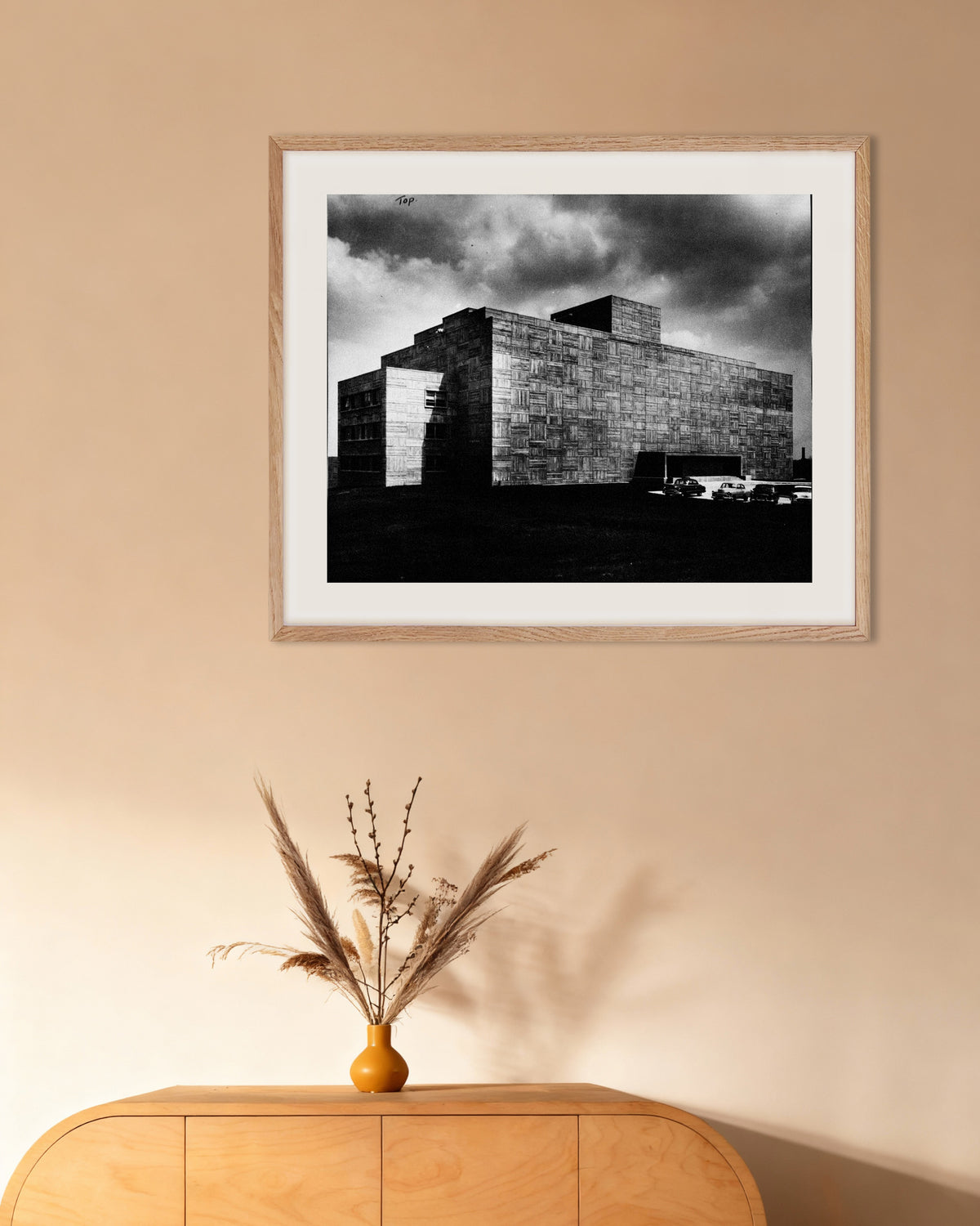 Poster «Edificio in cemento sotto la tempesta», con cornice in legno naturale