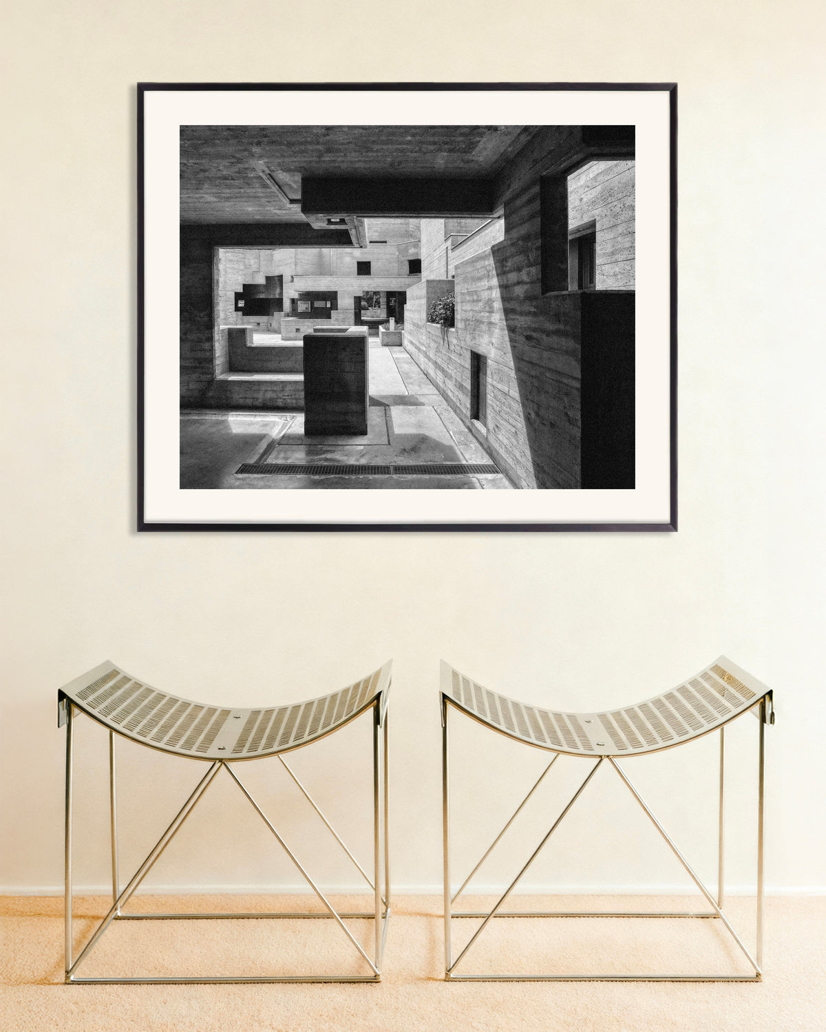 Poster «Cortile in cemento incorniciato», con cornice in metallo