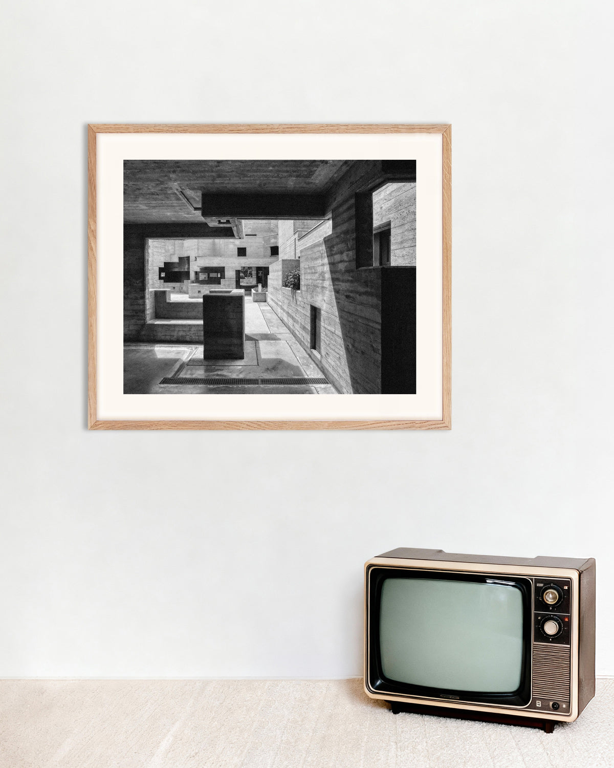 Poster «Cortile in cemento incorniciato», con cornice in legno naturale