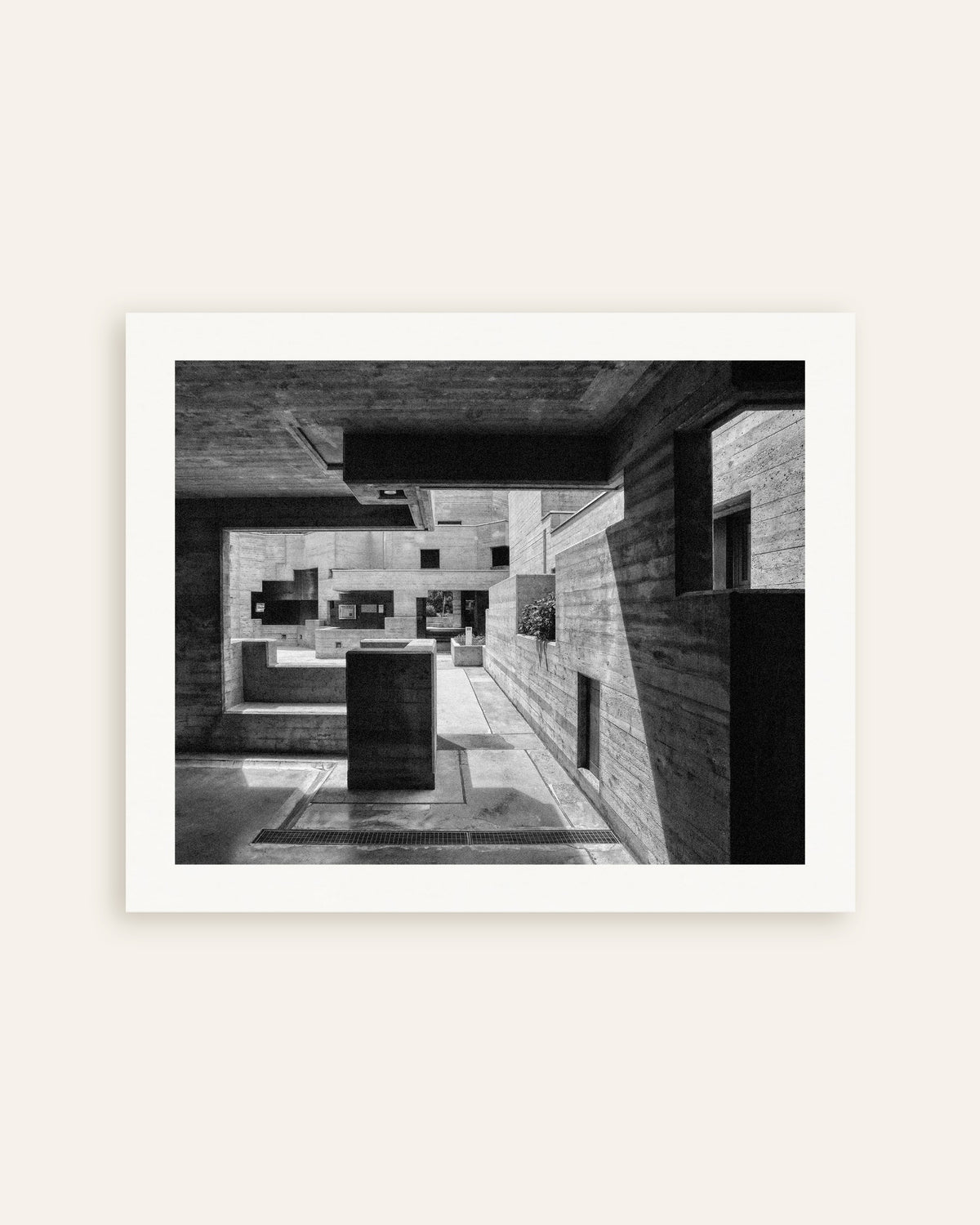 Poster «Cortile in cemento incorniciato», miniatura