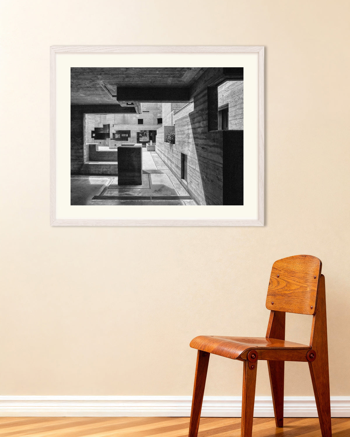 Poster «Cortile in cemento incorniciato», con cornice in legno bianco