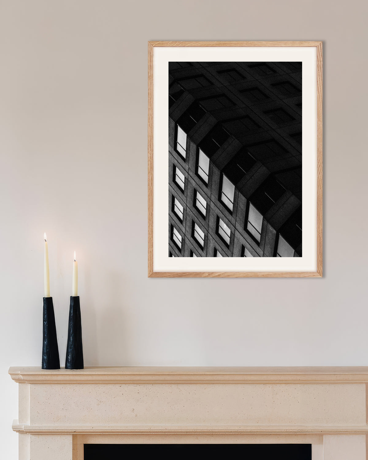 Poster «Griglia di cemento di notte», con cornice in legno naturale