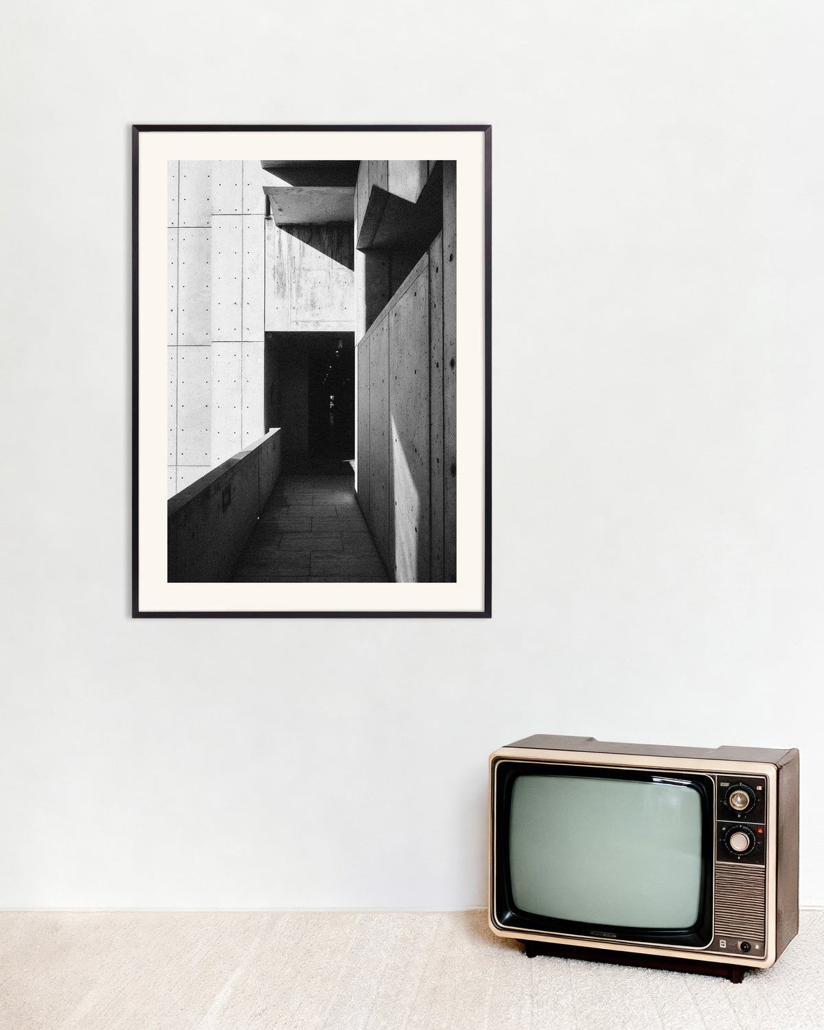 Poster «Passaggio di cemento tra sole e ombra», con cornice in metallo