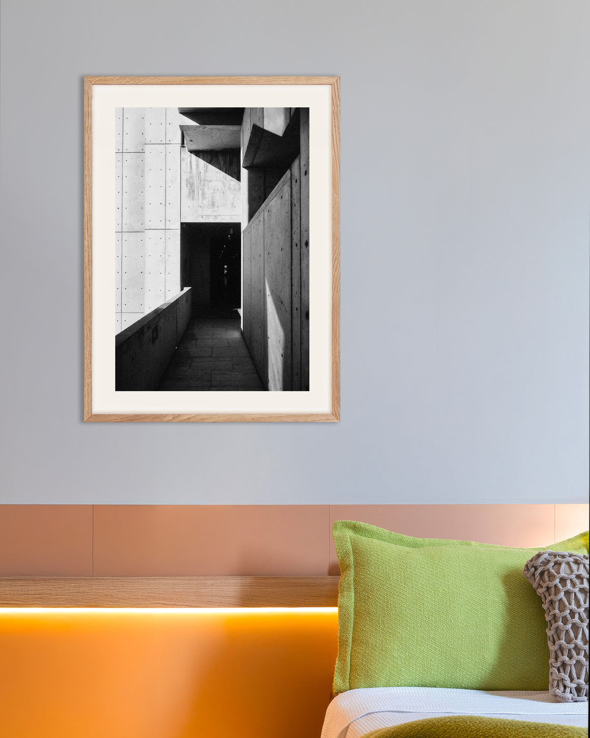 Poster «Passaggio di cemento tra sole e ombra», con cornice in legno naturale