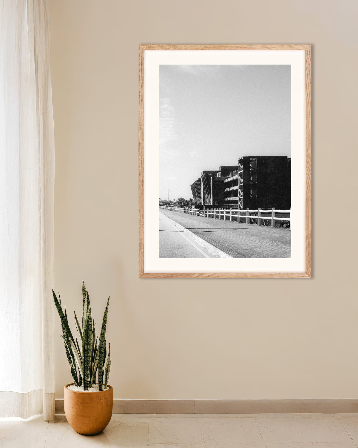 Poster «Rovine di cemento lungo la strada», con cornice in legno naturale