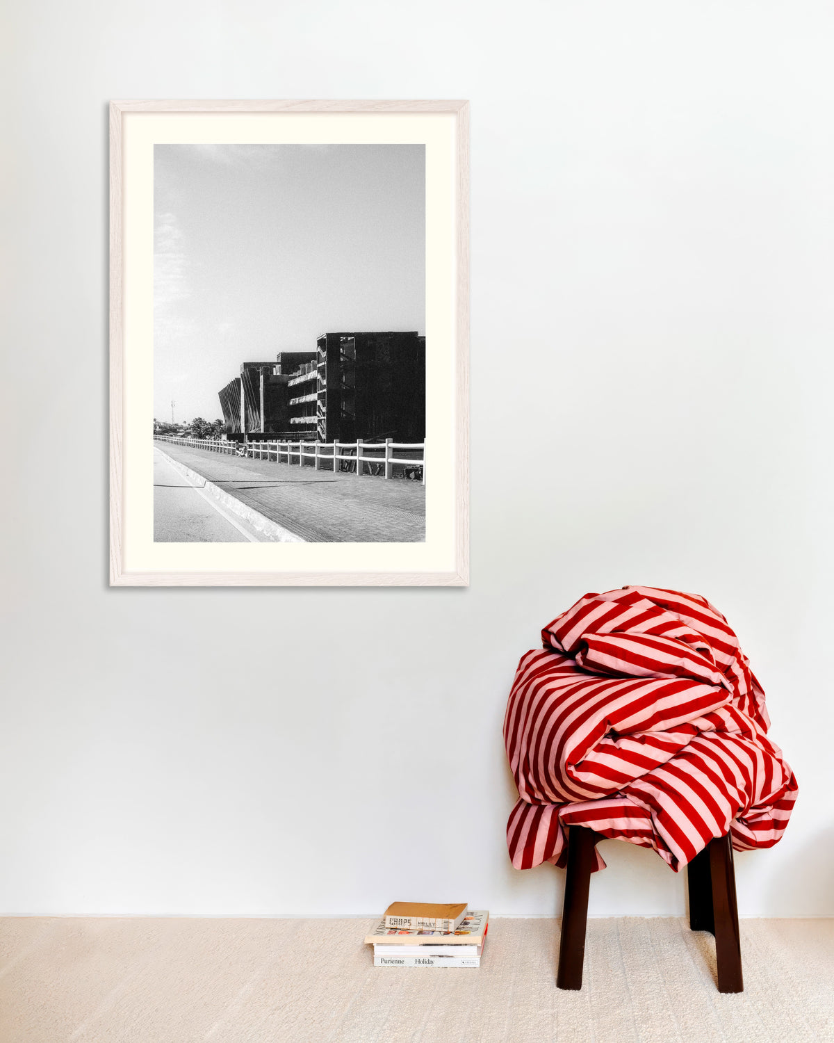 Poster «Rovine di cemento lungo la strada», con cornice in legno bianco
