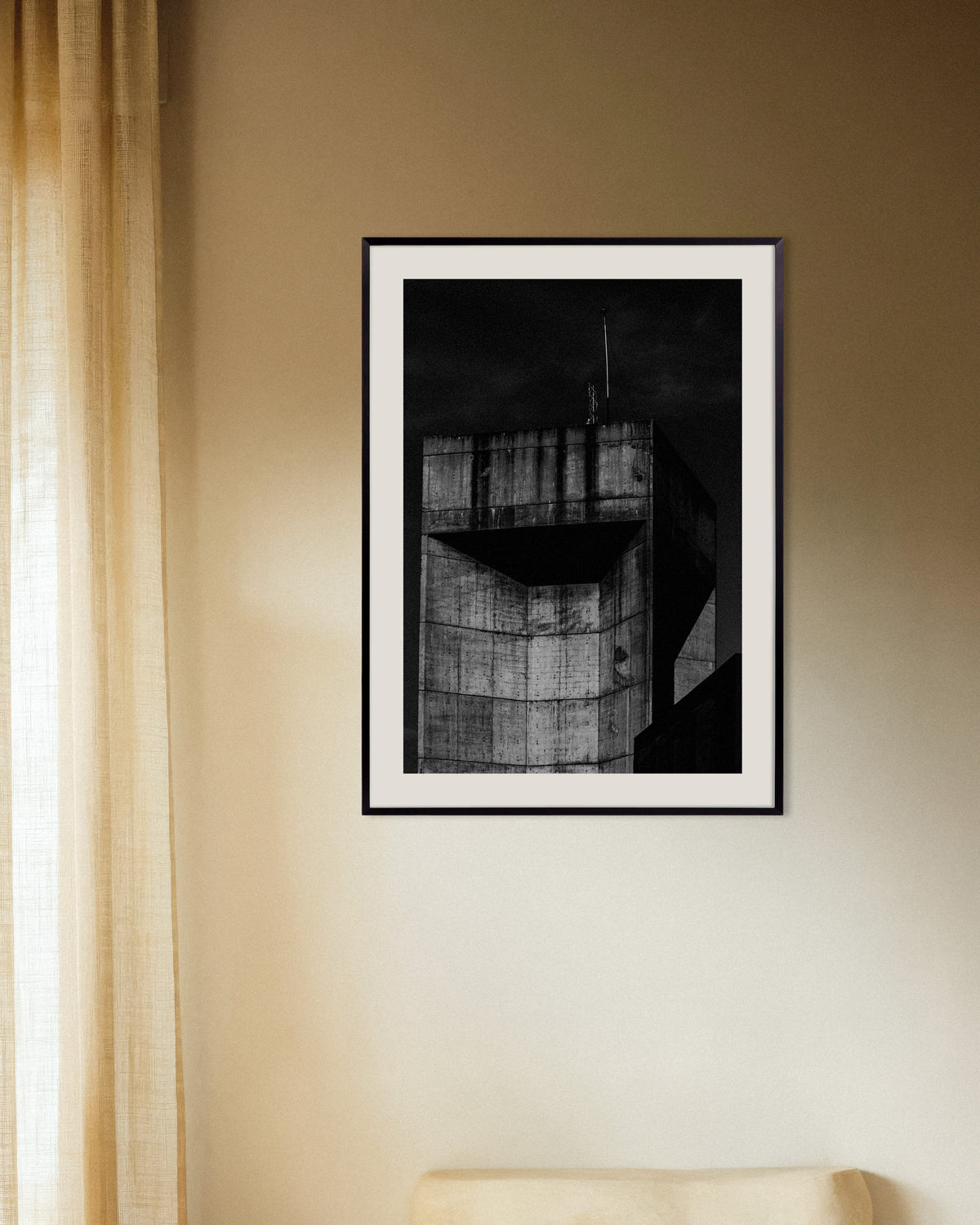 Poster «La cima di una torre di cemento di notte», con cornice in metallo