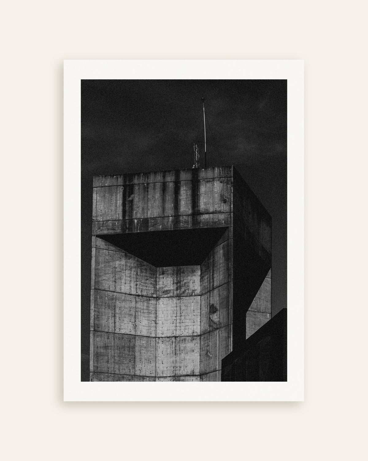 Poster «La cima di una torre di cemento di notte», miniatura