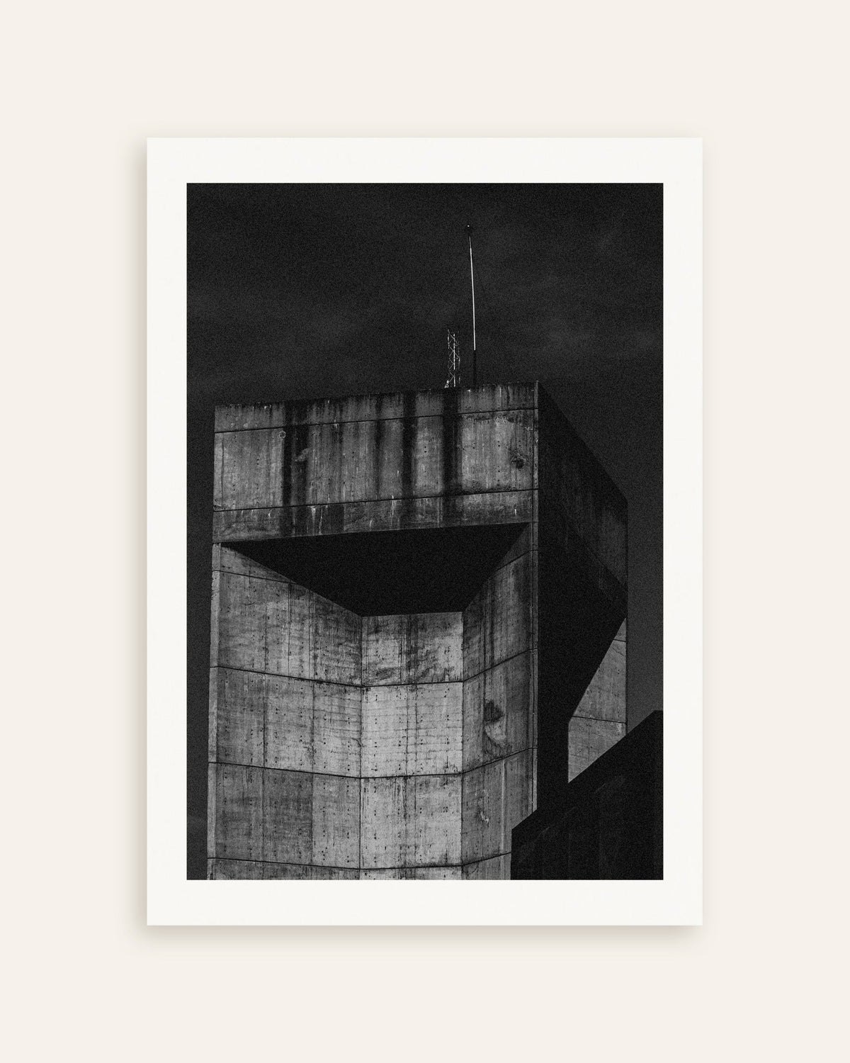 Poster «La cima di una torre di cemento di notte», miniatura