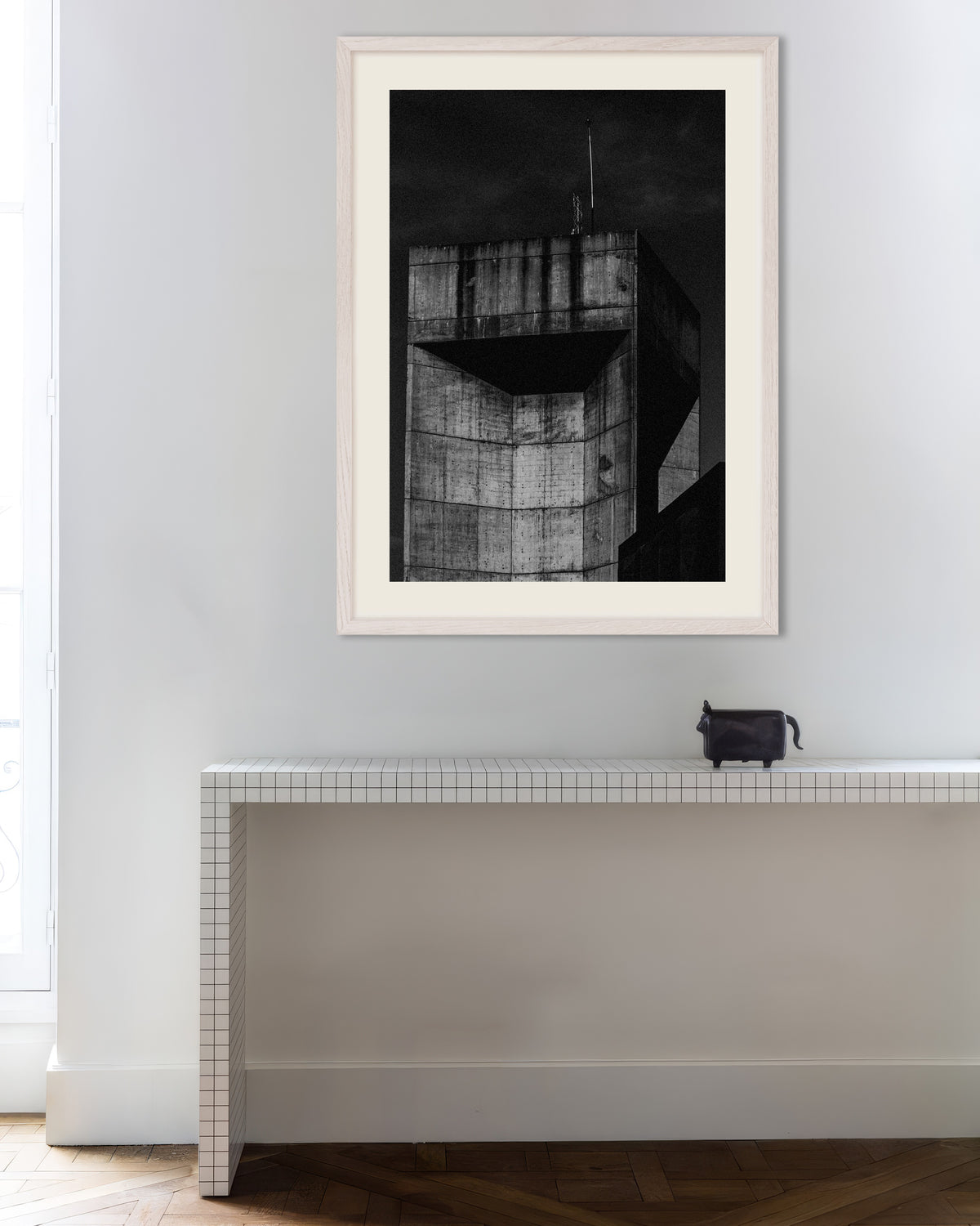Poster «La cima di una torre di cemento di notte», con cornice in legno bianco