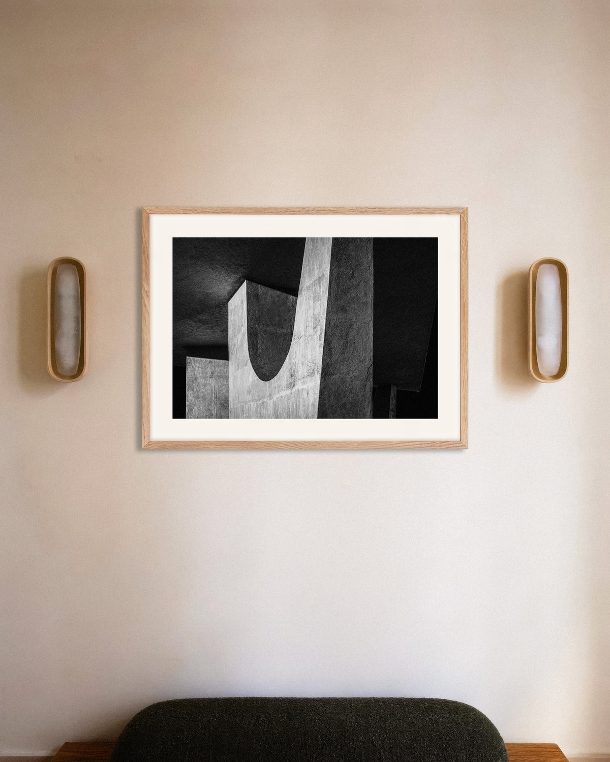 Poster «U di cemento tra le ombre», con cornice in legno naturale
