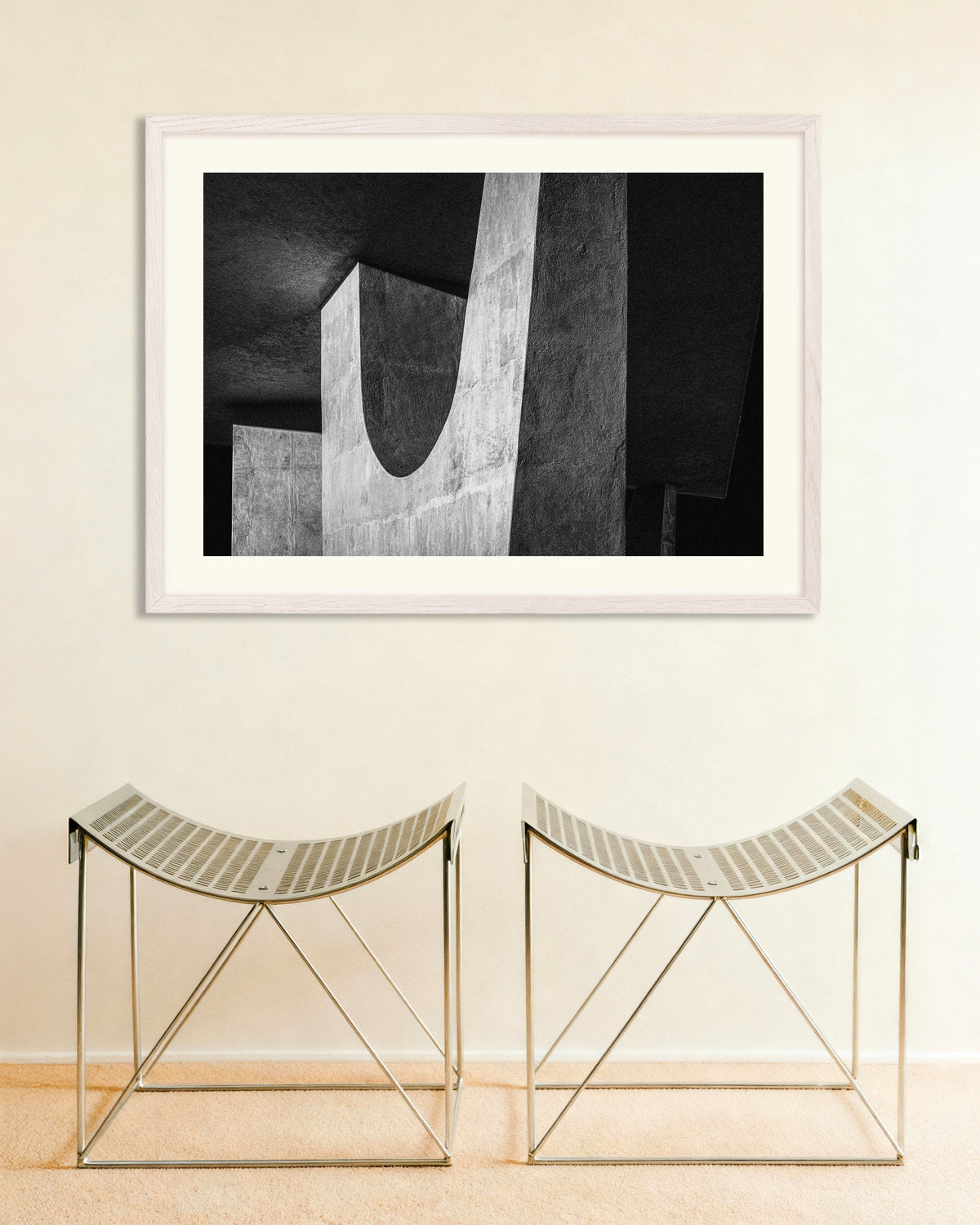 Poster «U di cemento tra le ombre», con cornice in legno bianco