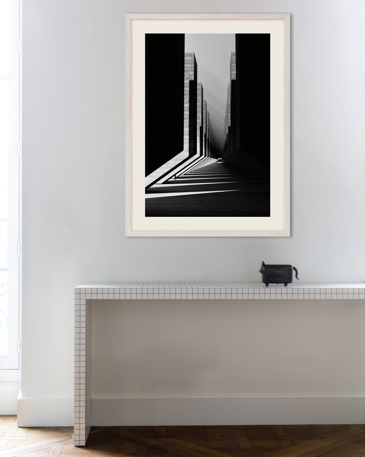 Poster «Corridoio di luce e cemento», con cornice in legno bianco